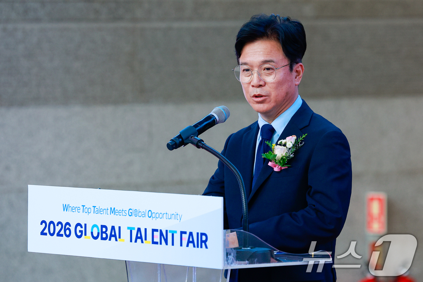 (서울=뉴스1) 안은나 기자 = 김영훈 고용노동부 장관이 1일 서울 강남구 코엑스에서 열린 2026 글로벌 탤런트 페어 개막식에 참석해 축사를 하고 있다.이번 행사는 외국인투자기업 …