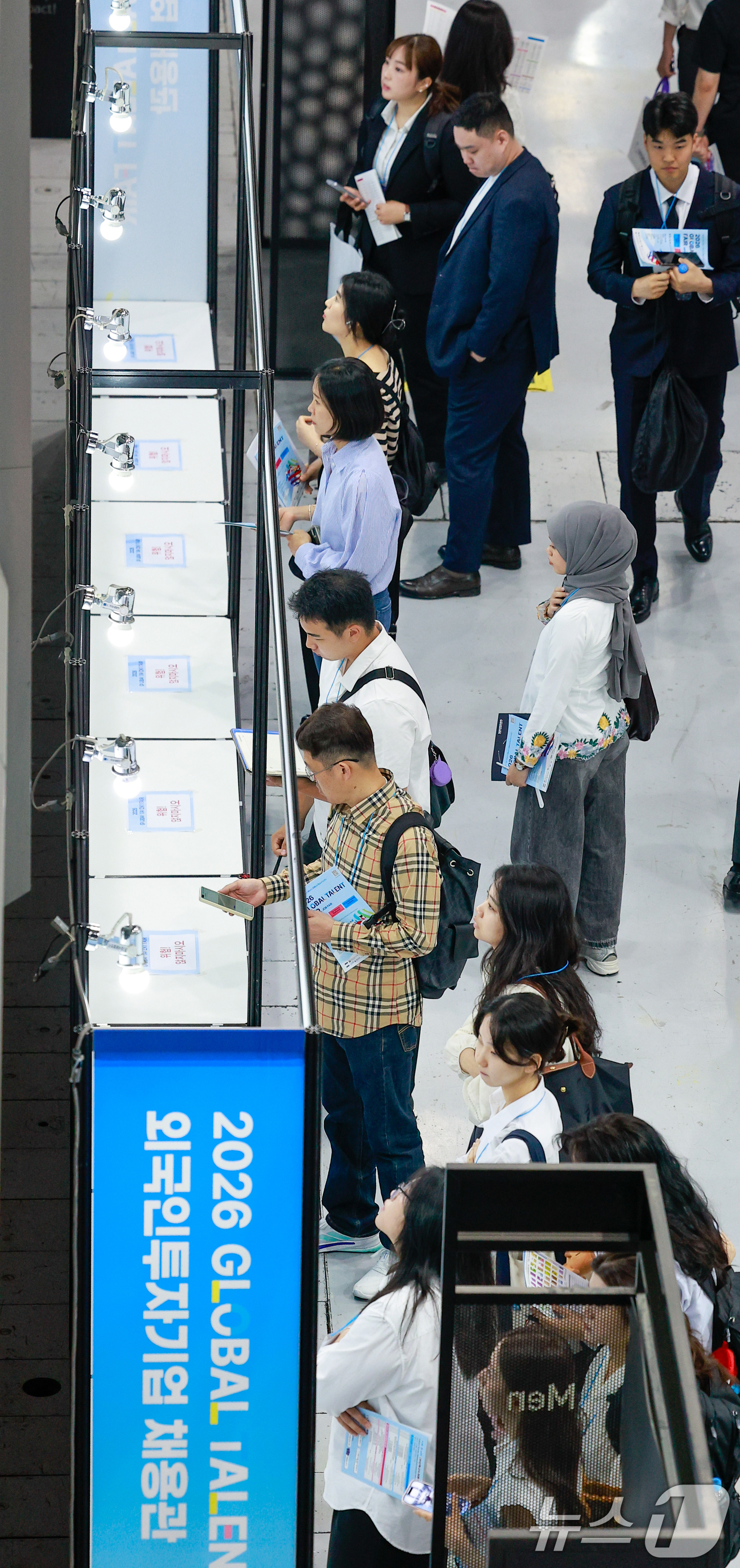 (서울=뉴스1) 안은나 기자 = 1일 서울 강남구 코엑스에서 열린 2026 글로벌 탤런트 페어에서 외국인 유학생 등 구직자들이 채용공고를 살피고 있다.이번 행사는 외국인투자기업채용 …