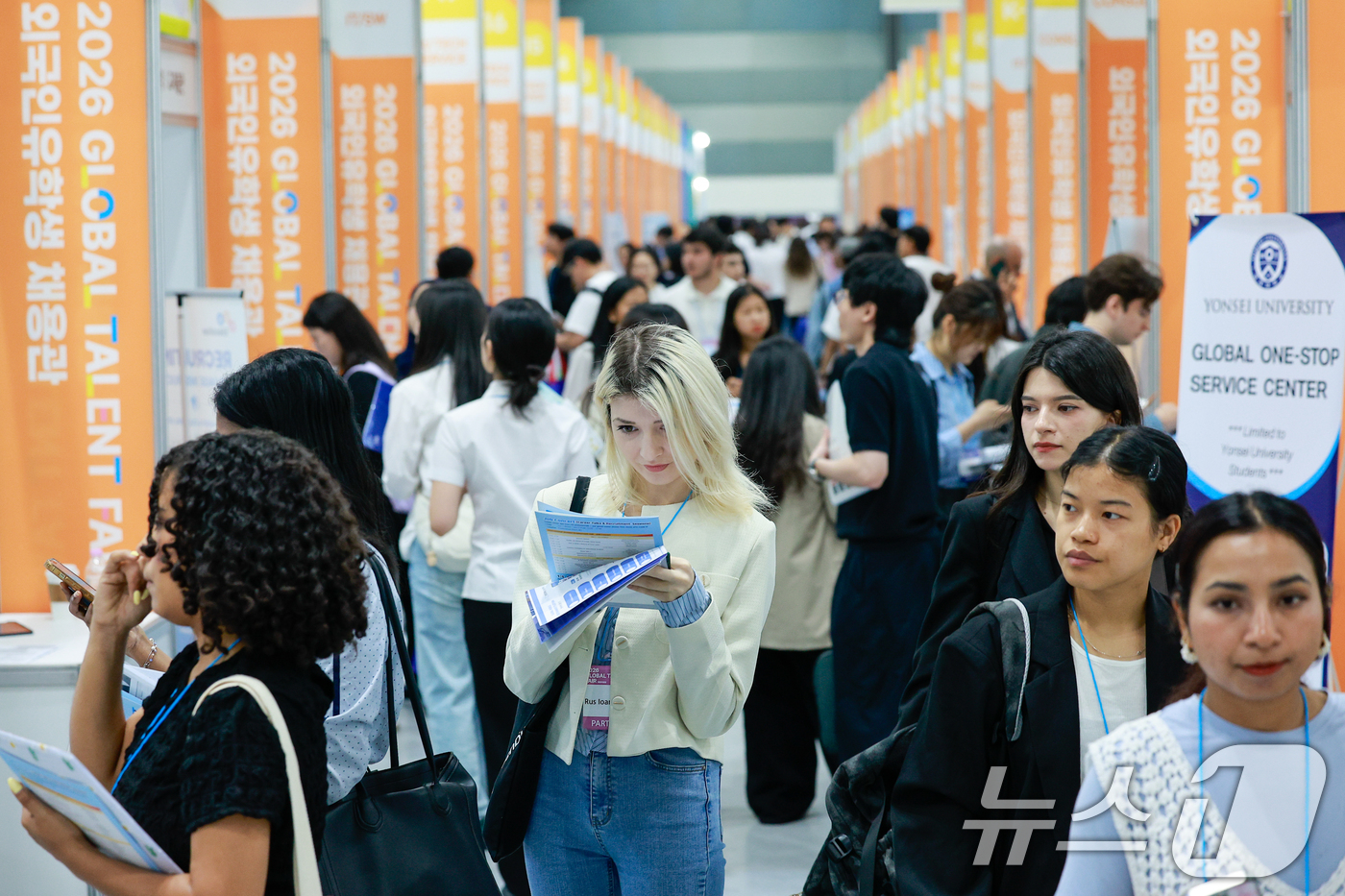(서울=뉴스1) 안은나 기자 = 1일 서울 강남구 코엑스에서 열린 2026 글로벌 탤런트 페어가 외국인 유학생 등 구직자들로 붐비고 있다.이번 행사는 외국인투자기업채용박람회, 글로 …