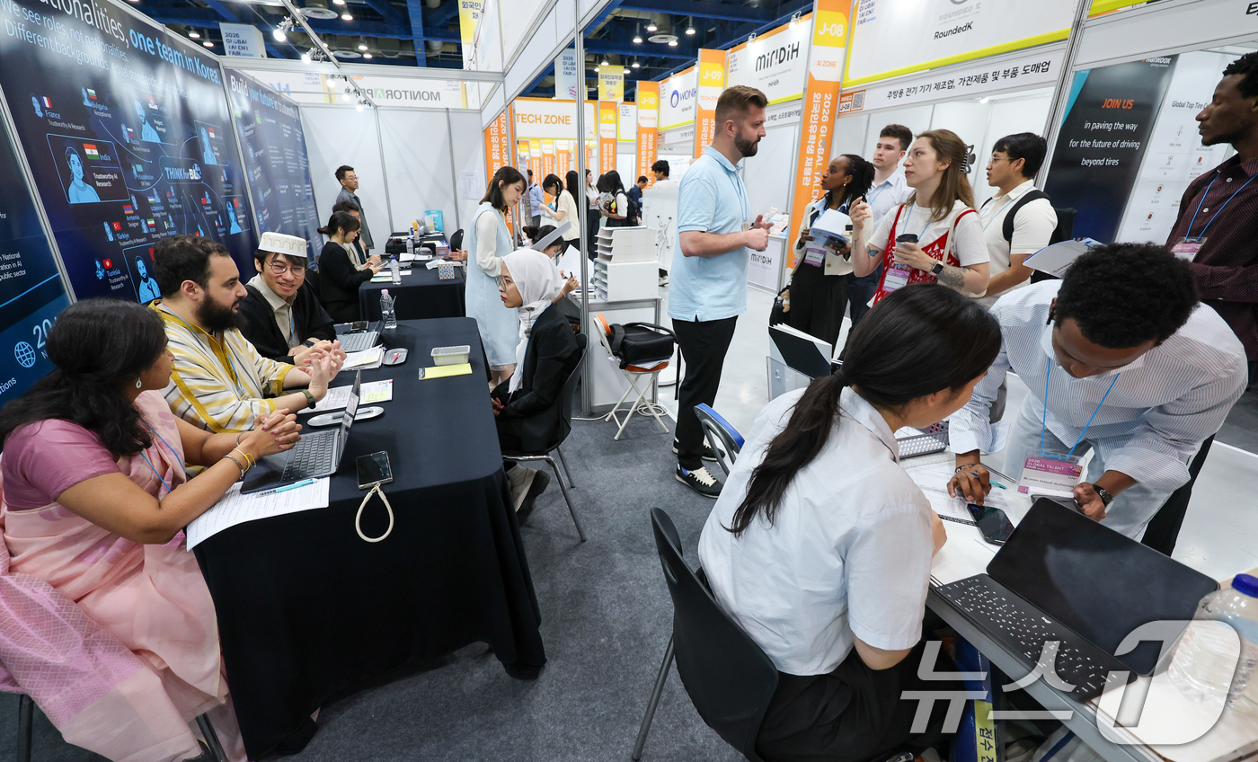 (서울=뉴스1) 안은나 기자 = 1일 서울 강남구 코엑스에서 열린 2026 글로벌 탤런트 페어에서 외국인 유학생 등 구직자들이 씽크포비엘 부스를 찾아 채용 상담을 받고 있다.이번 …