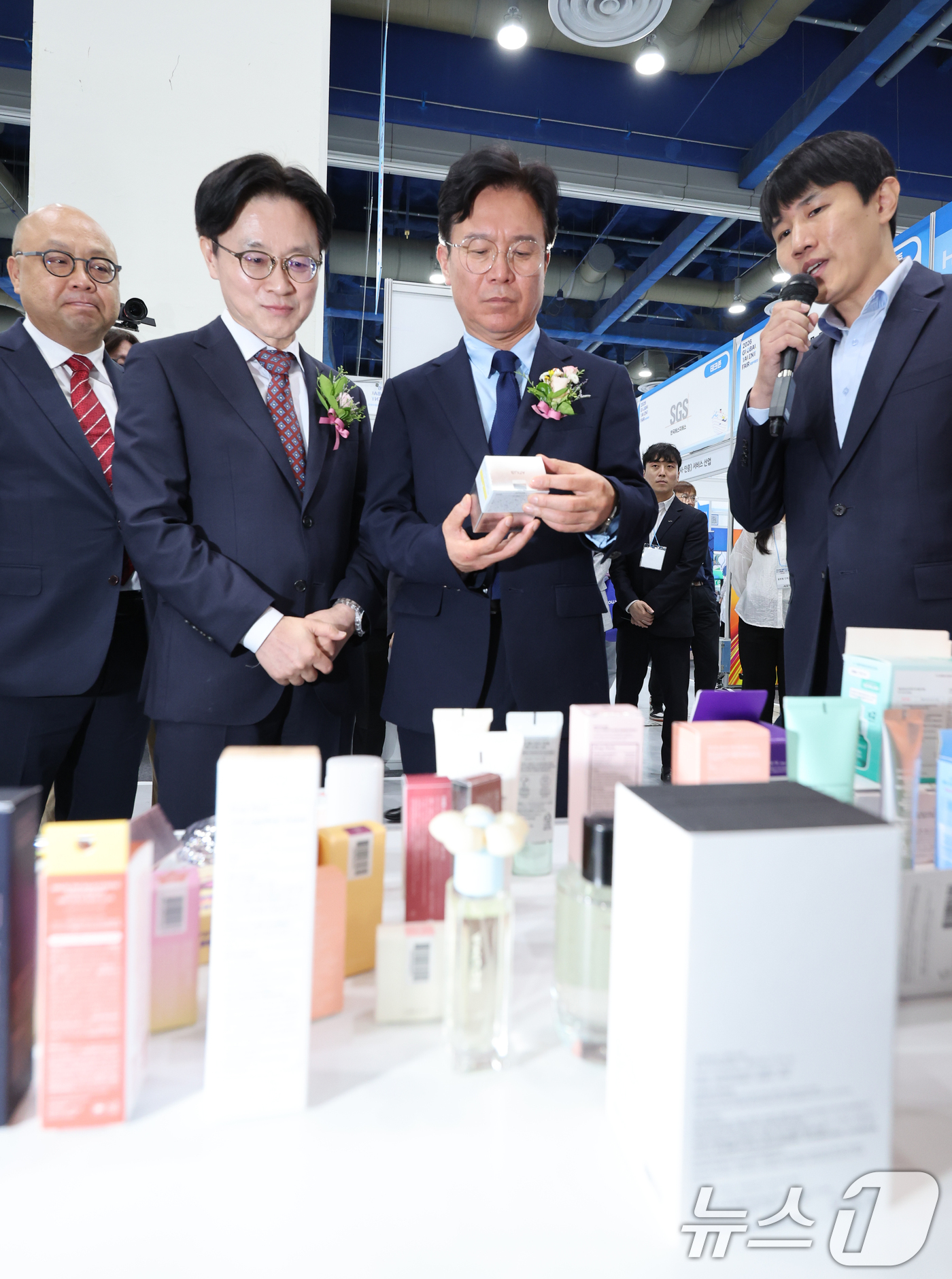 (서울=뉴스1) 안은나 기자 = 김정관 산업통상부 장관과 김영훈 고용노동부 장관이 1일 서울 강남구 코엑스에서 열린 2026 글로벌 탤런트 페어 한국콜마 부스를 찾아 제품을 살펴보 …