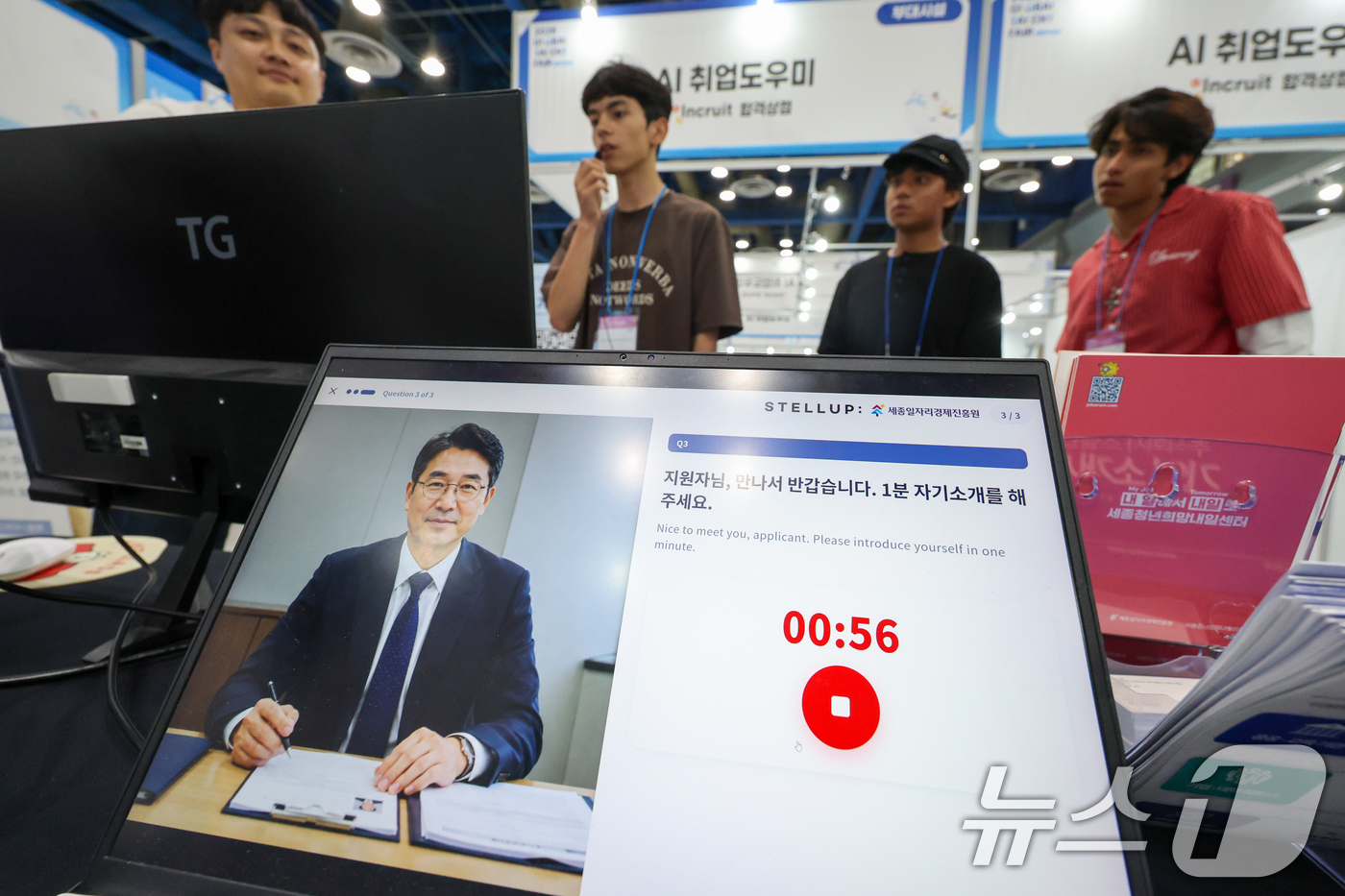 (서울=뉴스1) 안은나 기자 = 1일 서울 강남구 코엑스에서 열린 2026 글로벌 탤런트 페어에서 외국인 유학생 등 구직자들이 AI 기반 비지니스 한국어 학습 서비스 '한글링'을 …