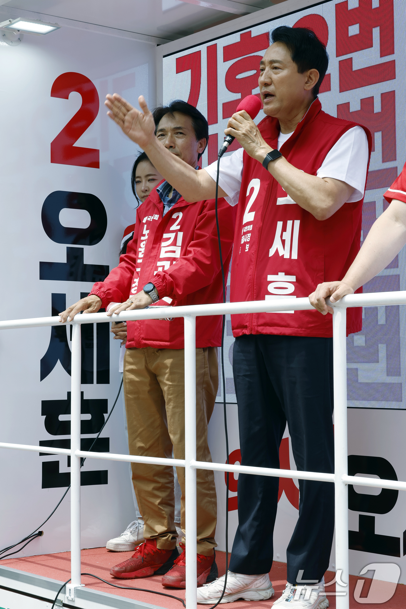 (서울=뉴스1) 박정호 기자 = 오세훈 국민의힘 서울시장 후보가 1일 오후 서울시 노원구 롯데백화점 노원점 앞에서 가진 노원구 릴레이 순회 유세에서 지지를 호소하고 있다.  202 …