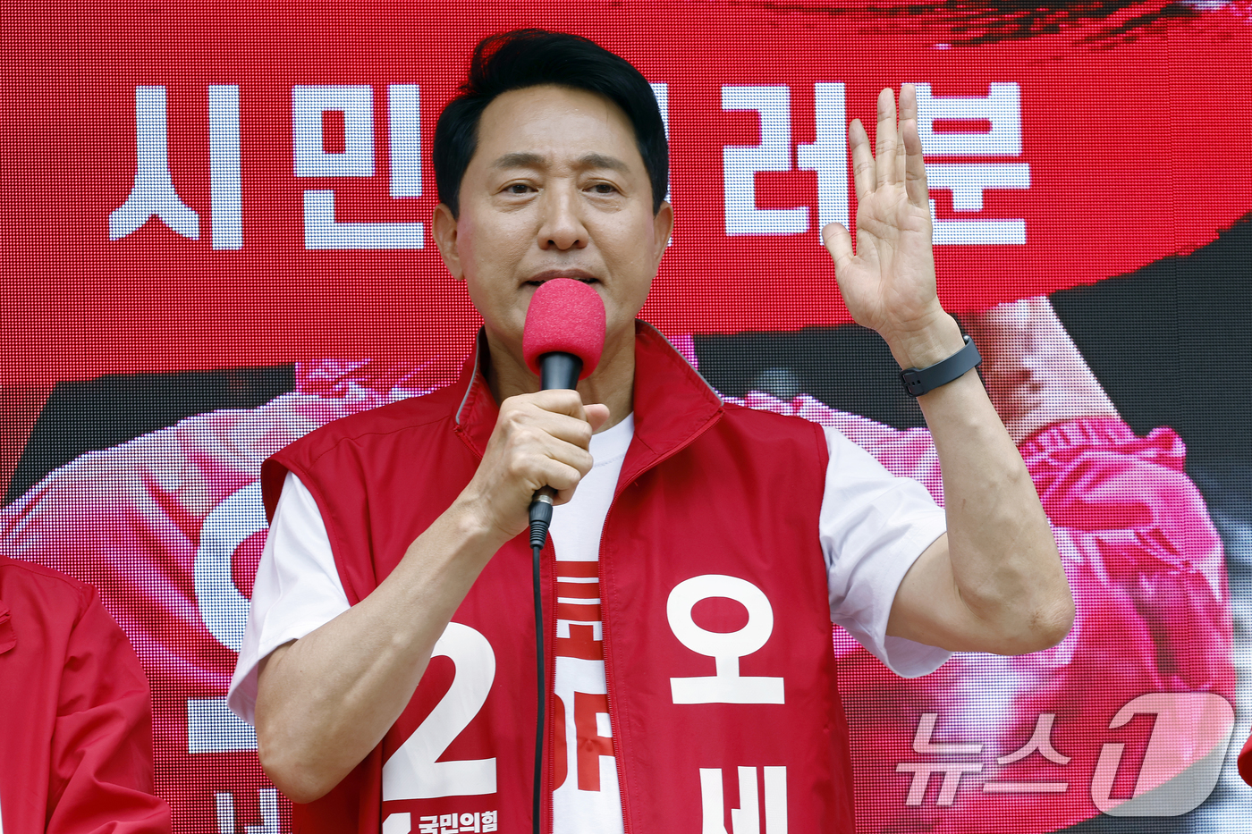 (서울=뉴스1) 박정호 기자 = 오세훈 국민의힘 서울시장 후보가 1일 오후 서울시 노원구 롯데백화점 노원점 앞에서 가진 노원구 릴레이 순회 유세에서 지지를 호소하고 있다.  202 …