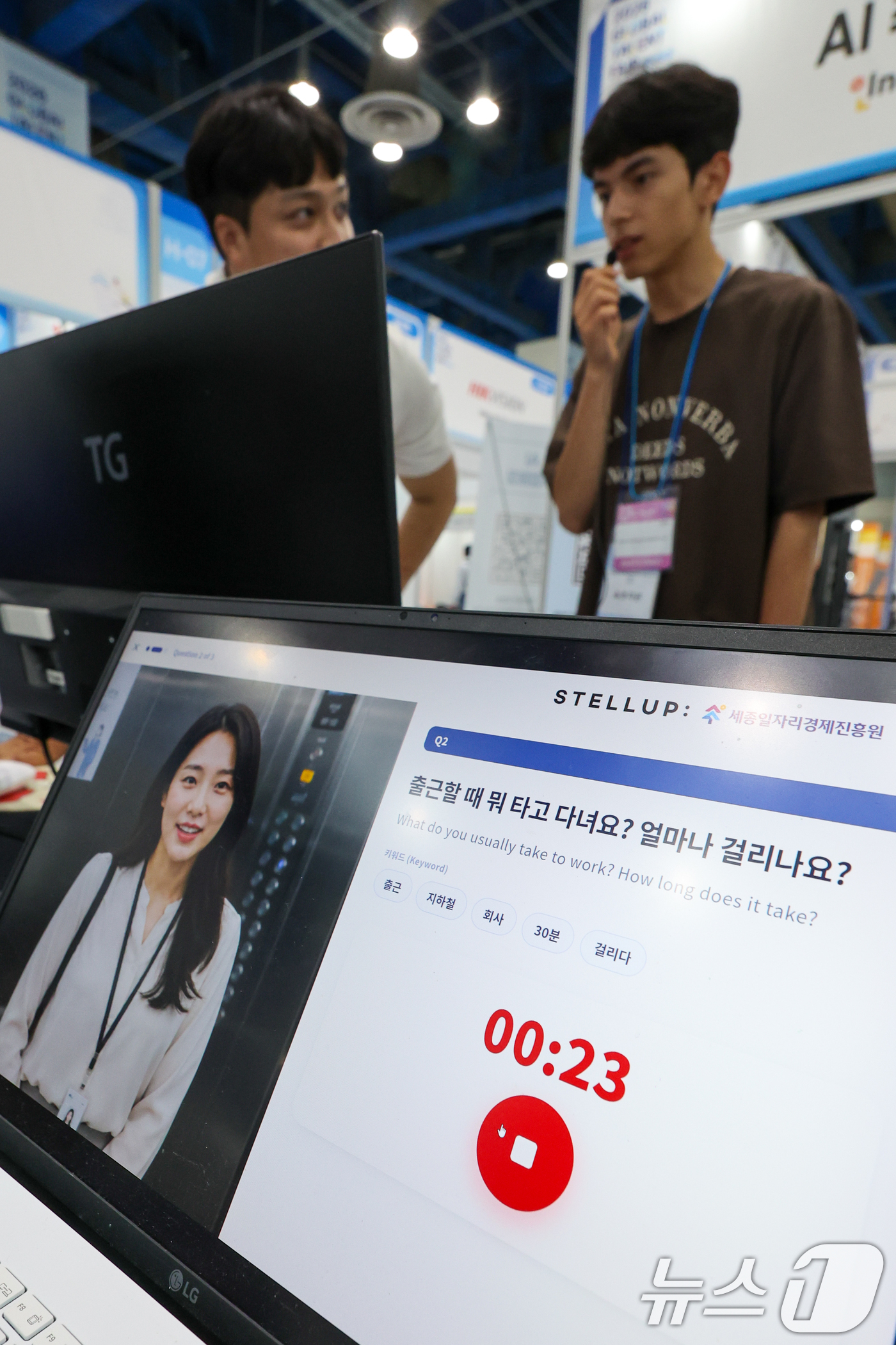 (서울=뉴스1) 안은나 기자 = 1일 서울 강남구 코엑스에서 열린 2026 글로벌 탤런트 페어에서 외국인 유학생 등 구직자들이 AI 기반 비지니스 한국어 학습 서비스 '한글링'을 …