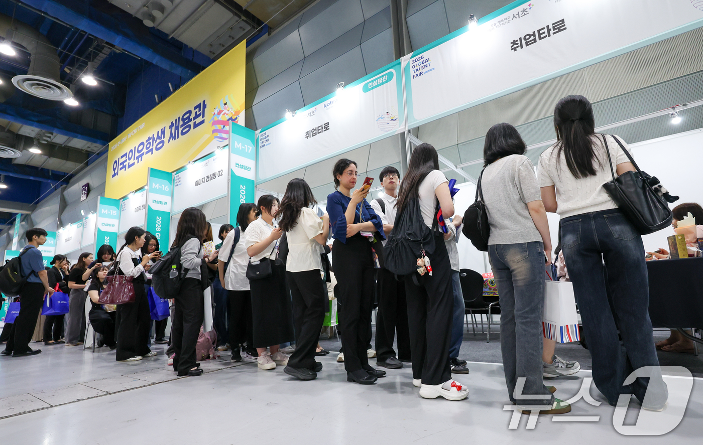 (서울=뉴스1) 안은나 기자 = 1일 서울 강남구 코엑스에서 열린 2026 글로벌 탤런트 페어에서 구직자들이 취업타로를 보기 위해 줄 서 있다.이번 행사는 외국인투자기업채용박람회, …