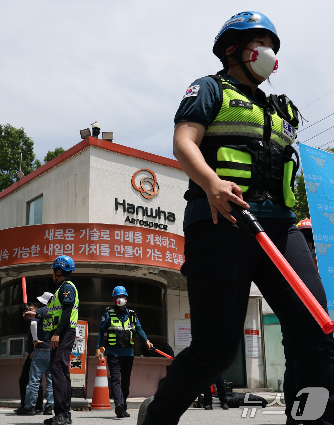 (대전=뉴스1) 김기태 기자 = 1일 오전 10시59분께 대전 유성구 외삼동 한화에어로스페이스 대전사업장에서 발생한 화재로 7명의 사상자가 발생, 경찰이 주변을 통제하고 있다. …