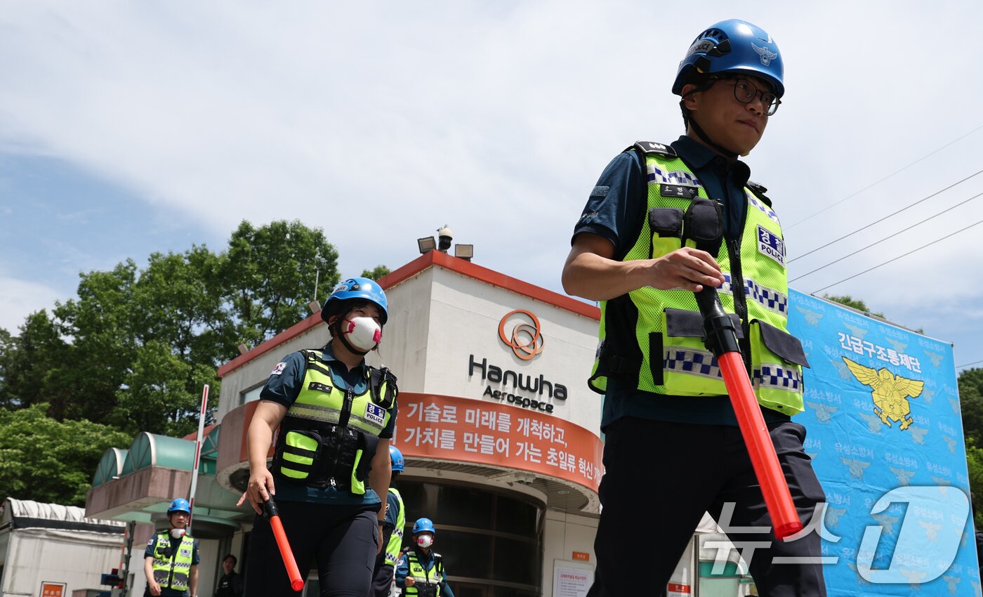 본문 이미지 - 1일 오전 10시59분께 대전 유성구 외삼동 한화에어로스페이스 대전사업장에서 발생한 화재로 7명의 사상자가 발생, 경찰이 주변을 통제하고 있다. 2026.6.1 ⓒ 뉴스1 김기태 기자