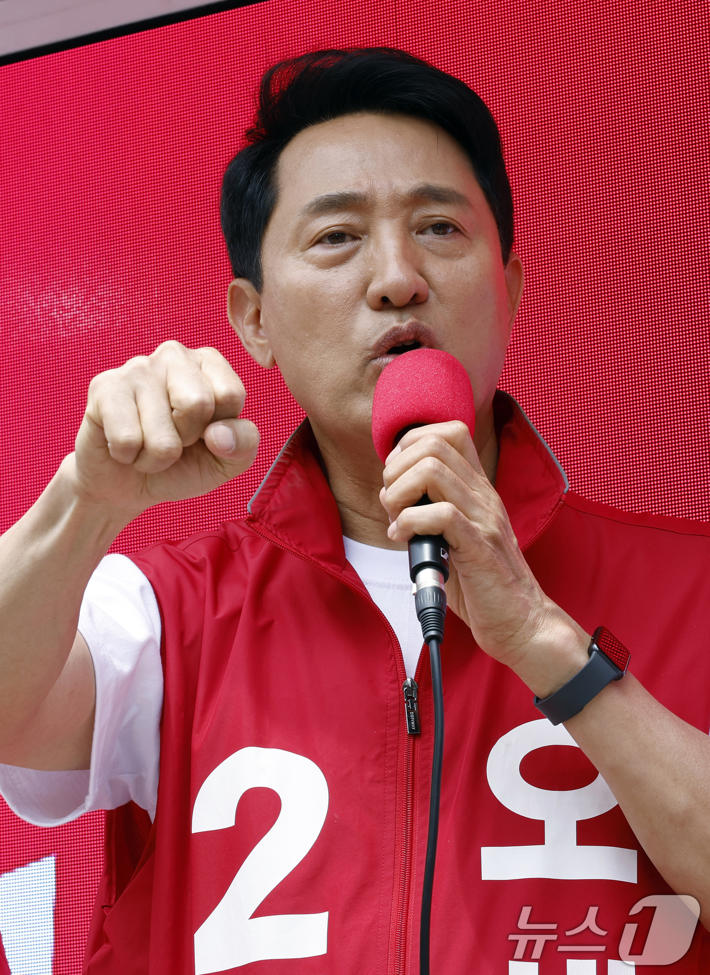 (서울=뉴스1) 박정호 기자 = 오세훈 국민의힘 서울시장 후보가 1일 오후 서울시 노원구 롯데백화점 노원점 앞에서 가진 노원구 릴레이 순회 유세에서 지지를 호소하고 있다.  202 …