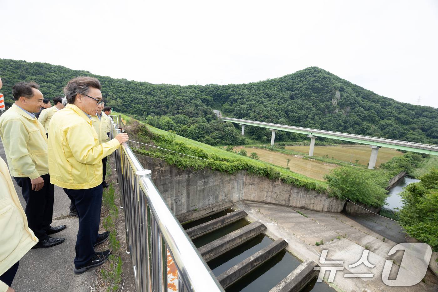 (서울=뉴스1) = 금한승 기후에너지환경부 1차관이 1일 충남 서산시 고풍저수지를 찾아 홍수기 대비 운영계획과 주변 환경을 점검하고 있다. (기후에너지환경부 제공. 재판매 및 DB …