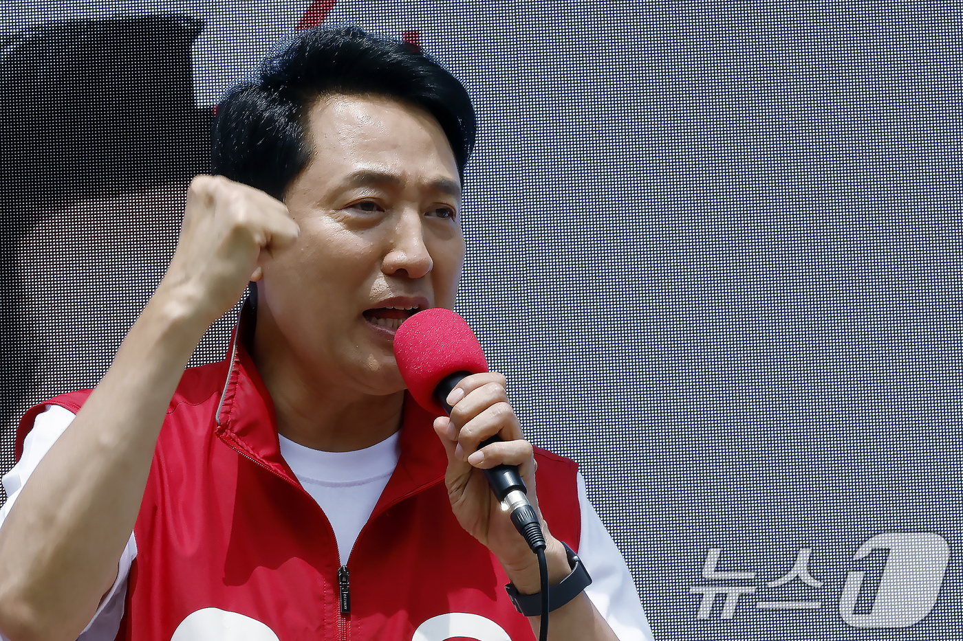 (서울=뉴스1) 박정호 기자 = 오세훈 국민의힘 서울시장 후보가 1일 오후 서울시 노원구 롯데백화점 노원점 앞에서 가진 노원구 릴레이 순회 유세에서 지지를 호소하고 있다.  202 …
