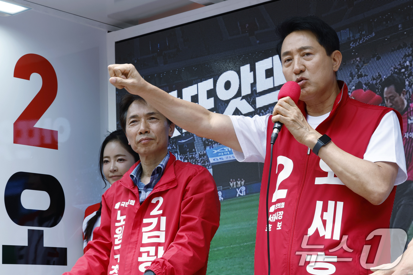 (서울=뉴스1) 박정호 기자 = 오세훈 국민의힘 서울시장 후보가 1일 오후 서울시 노원구 롯데백화점 노원점 앞에서 가진 노원구 릴레이 순회 유세에서 지지를 호소하고 있다.  202 …
