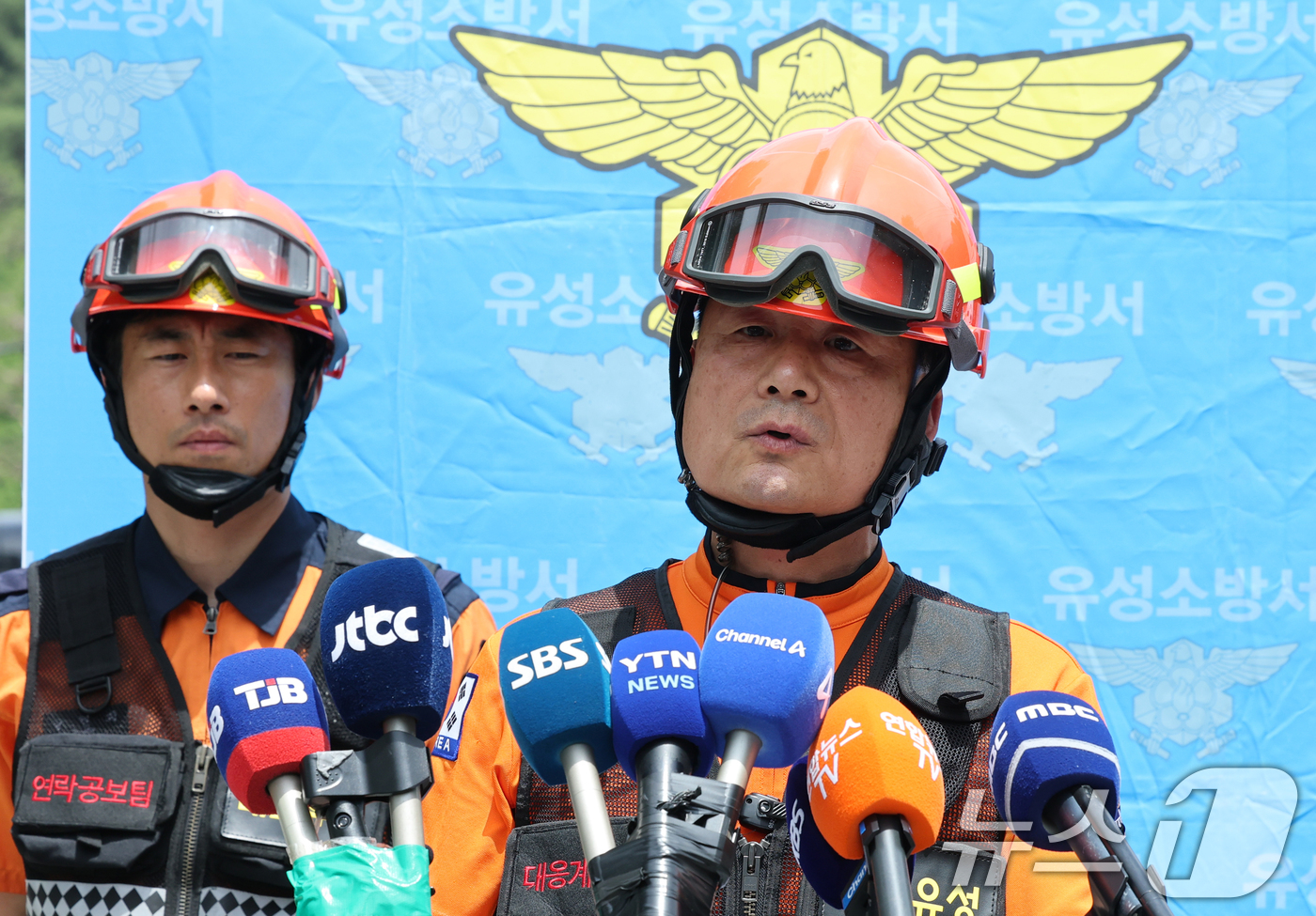 (대전=뉴스1) 김기태 기자 = 1일 오전 10시59분께 대전 유성구 외삼동 한화에어로스페이스 대전사업장에서 발생한 화재로 7명의 사상자가 발생, 윤성수 유성소방서 119재난대응과 …