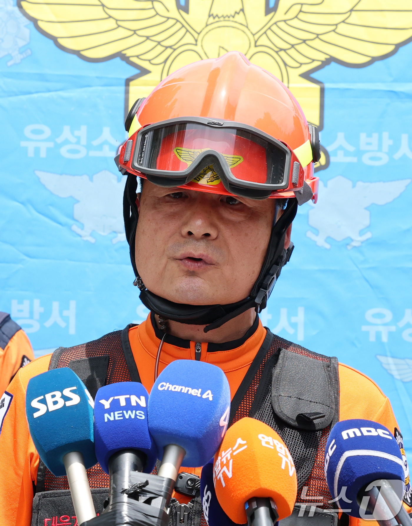 (대전=뉴스1) 김기태 기자 = 1일 오전 10시59분께 대전 유성구 외삼동 한화에어로스페이스 대전사업장에서 발생한 화재로 7명의 사상자가 발생, 윤성수 유성소방서 119재난대응과 …