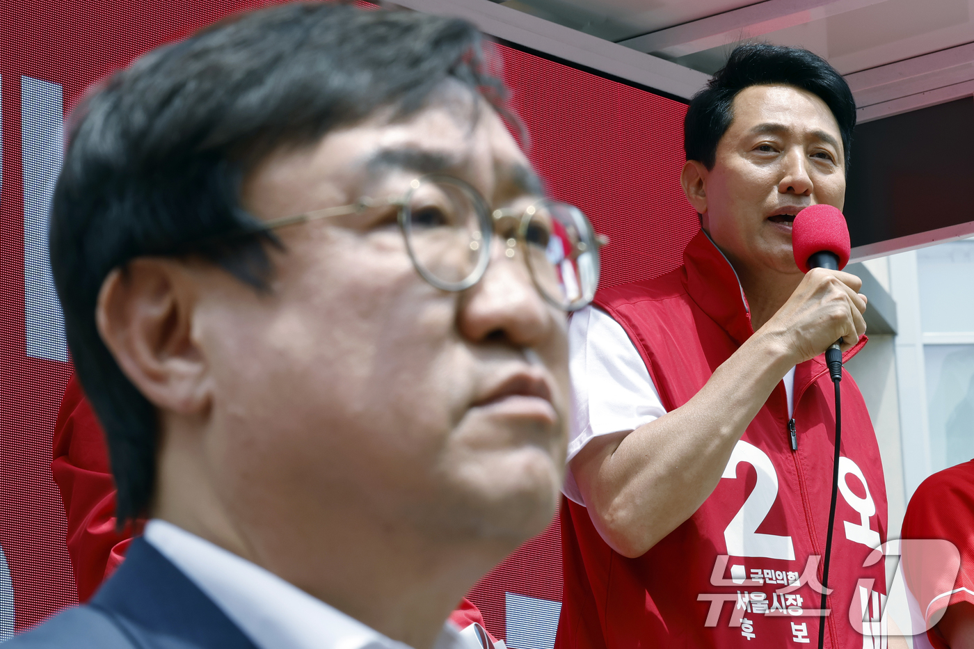 (서울=뉴스1) 박정호 기자 = 오세훈 국민의힘 서울시장 후보가 1일 오후 서울시 노원구 롯데백화점 노원점 앞에서 가진 노원구 릴레이 순회 유세에서 지지를 호소하고 있다. 왼쪽은 …