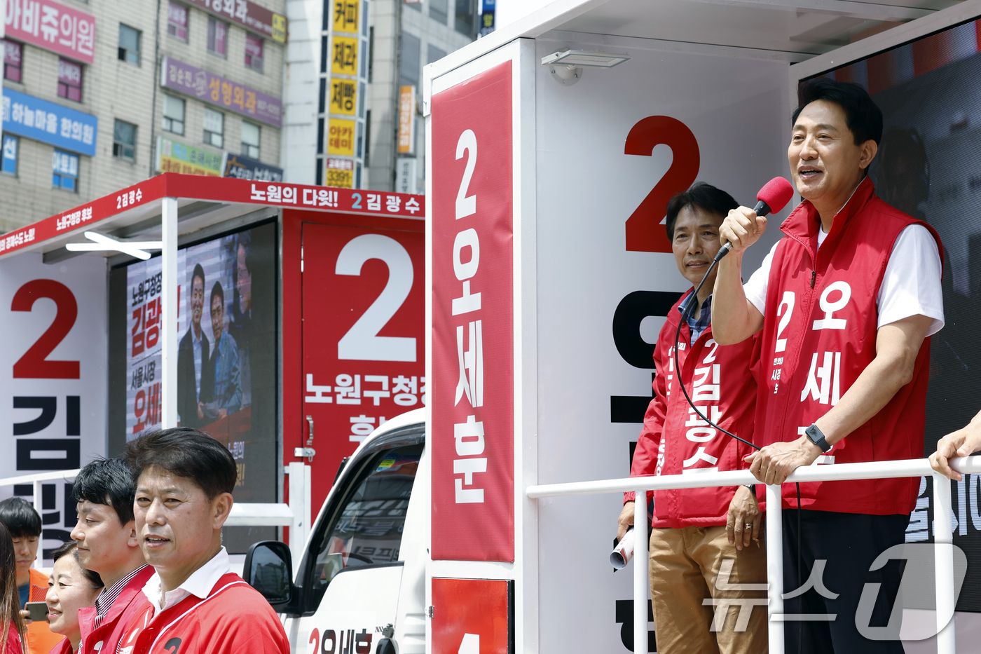 (서울=뉴스1) 박정호 기자 = 오세훈 국민의힘 서울시장 후보가 1일 오후 서울시 노원구 롯데백화점 노원점 앞에서 가진 노원구 릴레이 순회 유세에서 지지를 호소하고 있다.  202 …