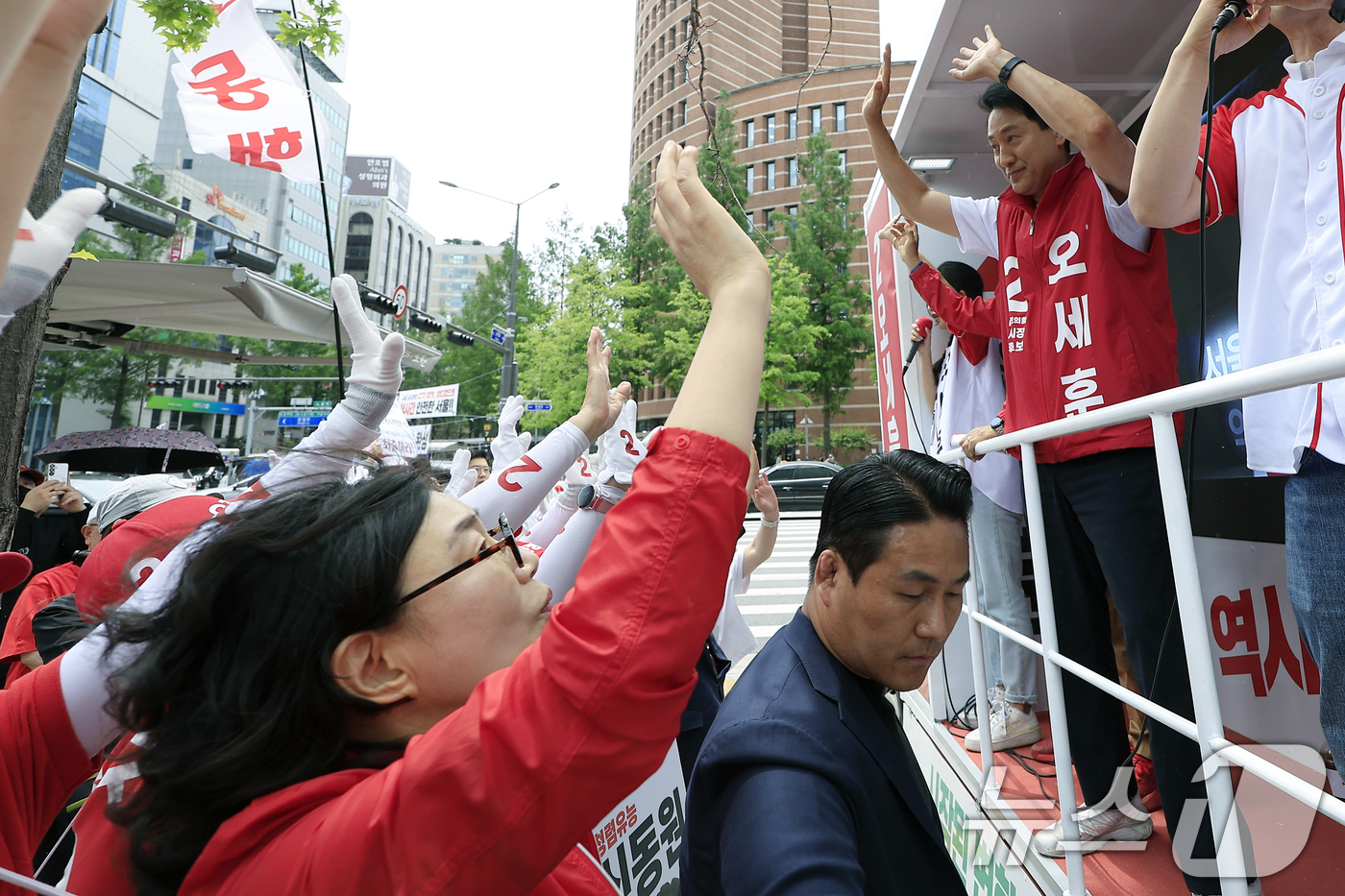 (서울=뉴스1) 박정호 기자 = 오세훈 국민의힘 서울시장 후보가 1일 오후 서울시 노원구 롯데백화점 노원점 앞에서 노원구 릴레이 순회 유세를 출발하며 지지자들에게 인사하고 있다. …