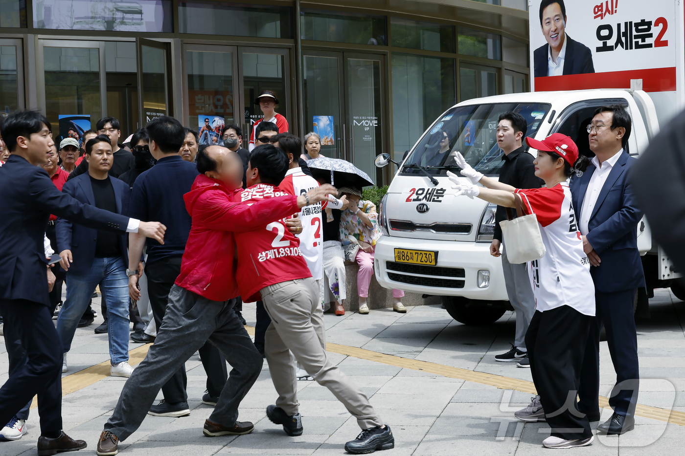 (서울=뉴스1) 박정호 기자 = 1일 오후 서울시 노원구 롯데백화점 노원점 앞에서 예정된 오세훈 국민의힘 서울시장 후보의 노원구 릴레이 순회 유세장에서 국민의힘 노원구 당원(왼쪽 …