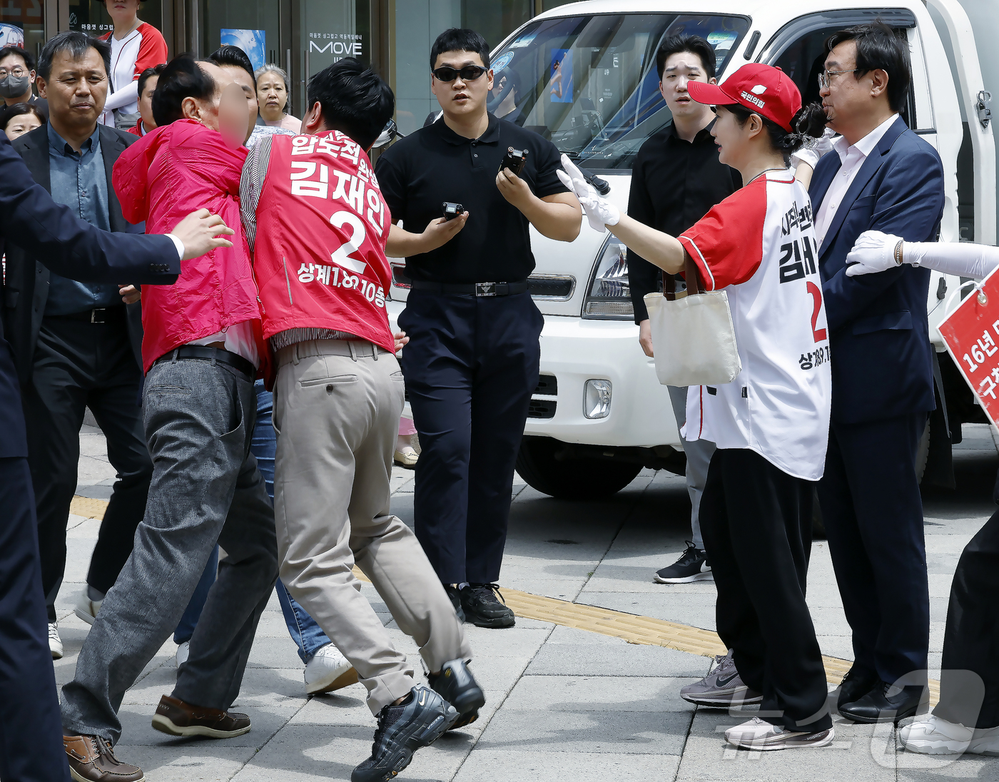 (서울=뉴스1) 박정호 기자 = 1일 오후 서울시 노원구 롯데백화점 노원점 앞에서 예정된 오세훈 국민의힘 서울시장 후보의 노원구 릴레이 순회 유세장에서 국민의힘 노원구 당원(왼쪽 …
