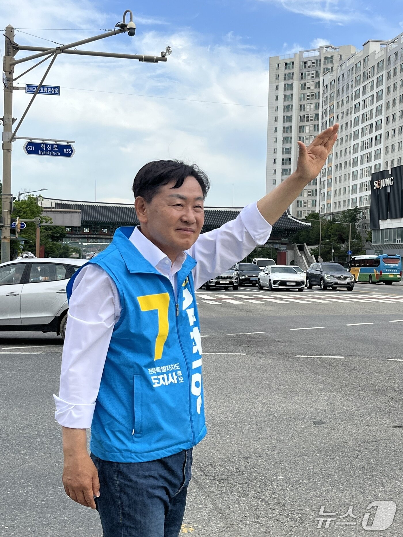 본문 이미지 - 1일 오전 김관영 전북지사 후보(무소속)가 전주시 호남제일문 앞 사거리에서 지나가는 차량들을 향해 손을 흔들고 있다./뉴스1  