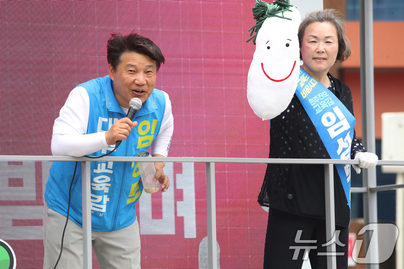 (대구=뉴스1) 공정식 기자 = 임성무 대구시교육감 후보 부부가 1일 오후 유세차량을 타고 대구 달성군 화원시장을 찾아 지지를 호소하고 있다. 2026.6.1/뉴스1