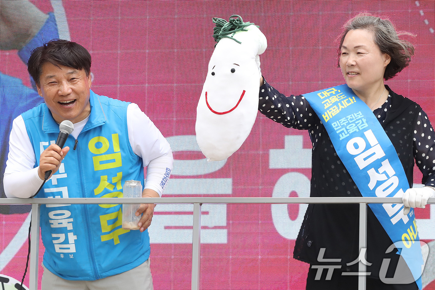 (대구=뉴스1) 공정식 기자 = 임성무 대구시교육감 후보 부부가 1일 오후 유세차량을 타고 대구 달성군 화원시장을 찾아 지지를 호소하고 있다. 2026.6.1/뉴스1