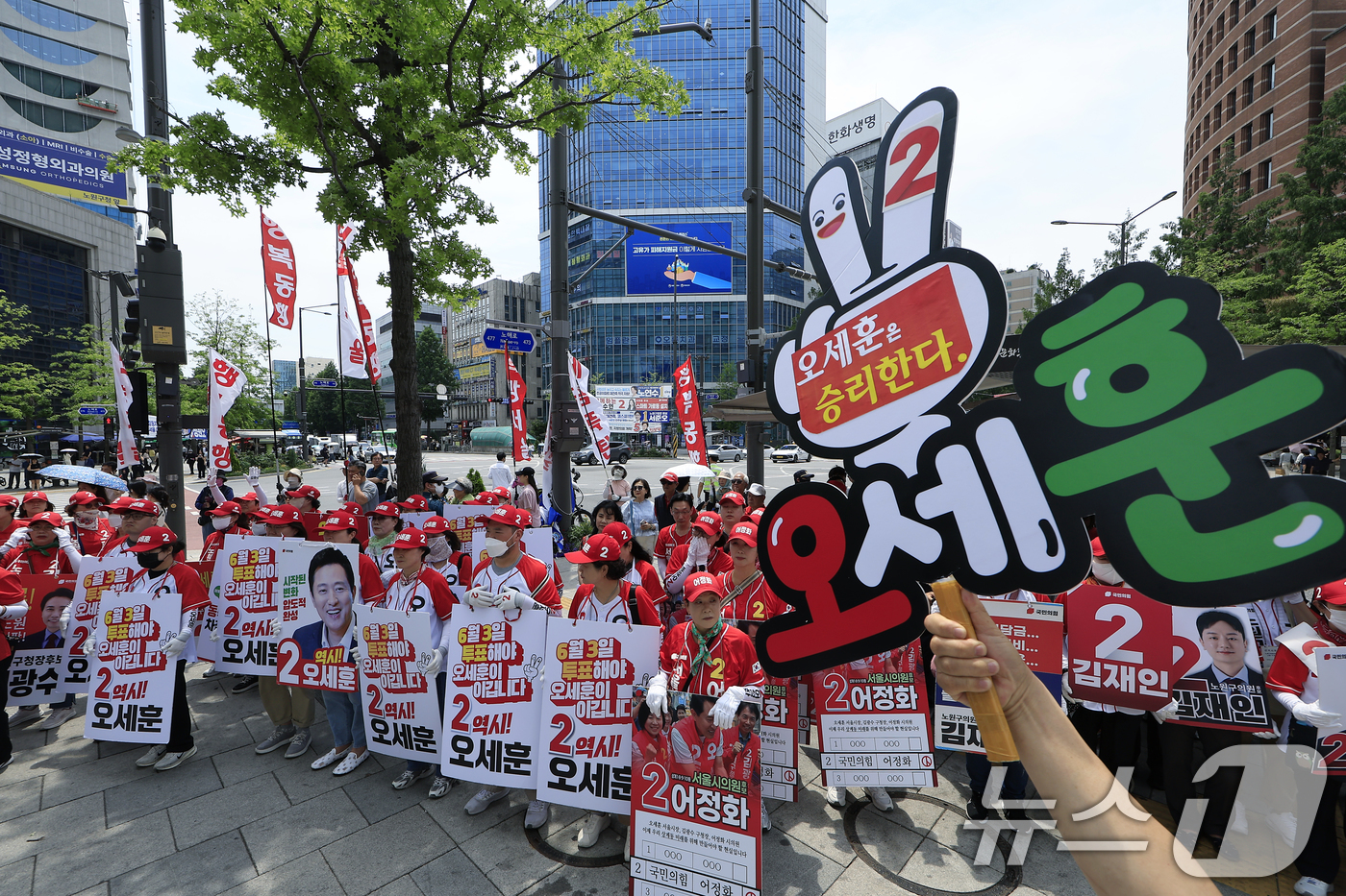 (서울=뉴스1) 박정호 기자 = 일 오후 서울시 노원구 롯데백화점 노원점 앞에서 국민의힘 선거운동원들이 노원구 릴레이 순회 유세에 나서는 오세훈 서울시장 후보를 연호하고 있다.. …