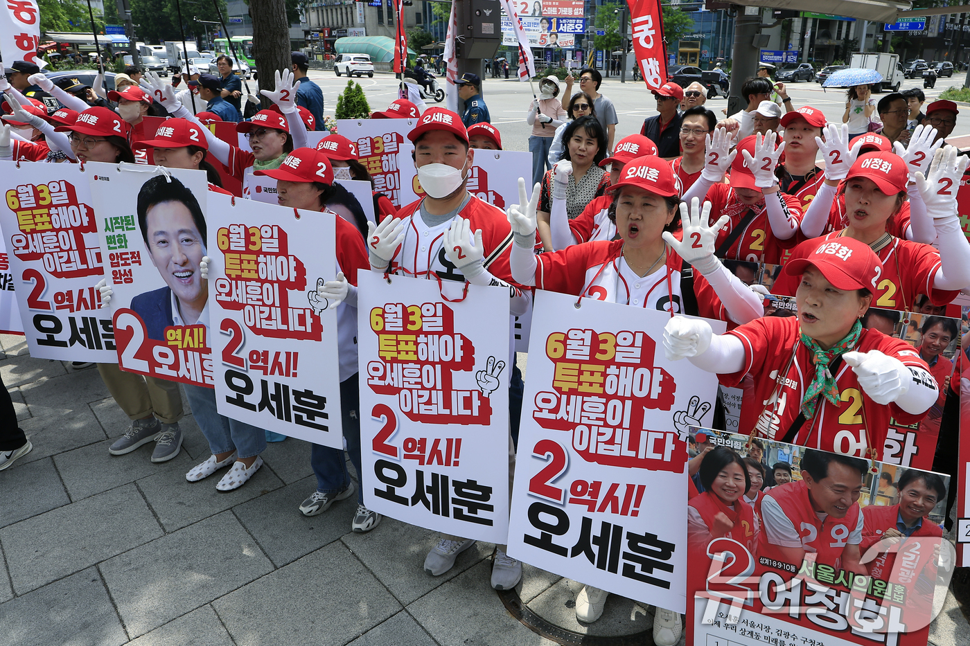 (서울=뉴스1) 박정호 기자 = 일 오후 서울시 노원구 롯데백화점 노원점 앞에서 국민의힘 선거운동원들이 노원구 릴레이 순회 유세에 나서는 오세훈 서울시장 후보를 연호하고 있다.. …