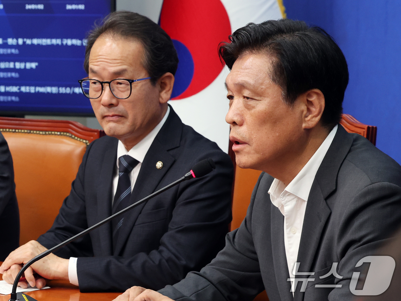 (서울=뉴스1) 황기선 기자 = 조승래 더불어민주당 총괄선대본부장이 1일 오후 서울 여의도 국회에서 열린 지방선거 관련 기자간담회에서 취재진 질문에 답하고 있다.  2026.6.1 …