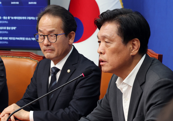 취재진 질문에 답하는 조승래 본부장