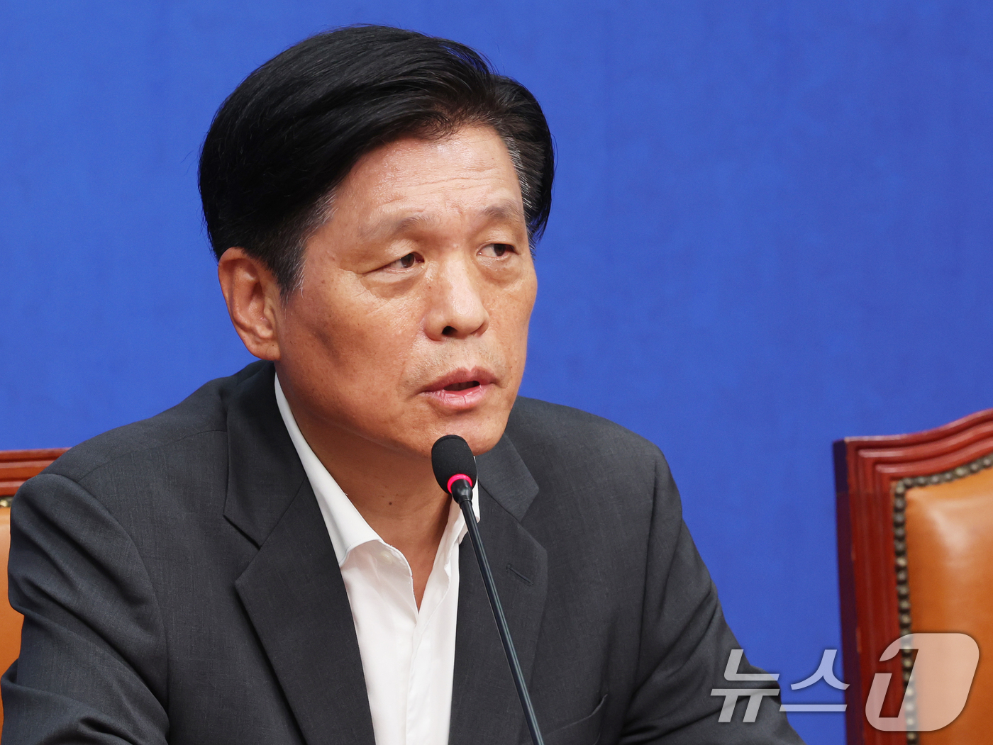 (서울=뉴스1) 황기선 기자 = 조승래 더불어민주당 총괄선대본부장이 1일 오후 서울 여의도 국회에서 열린 지방선거 관련 기자간담회에서 취재진 질문에 답하고 있다.  2026.6.1 …
