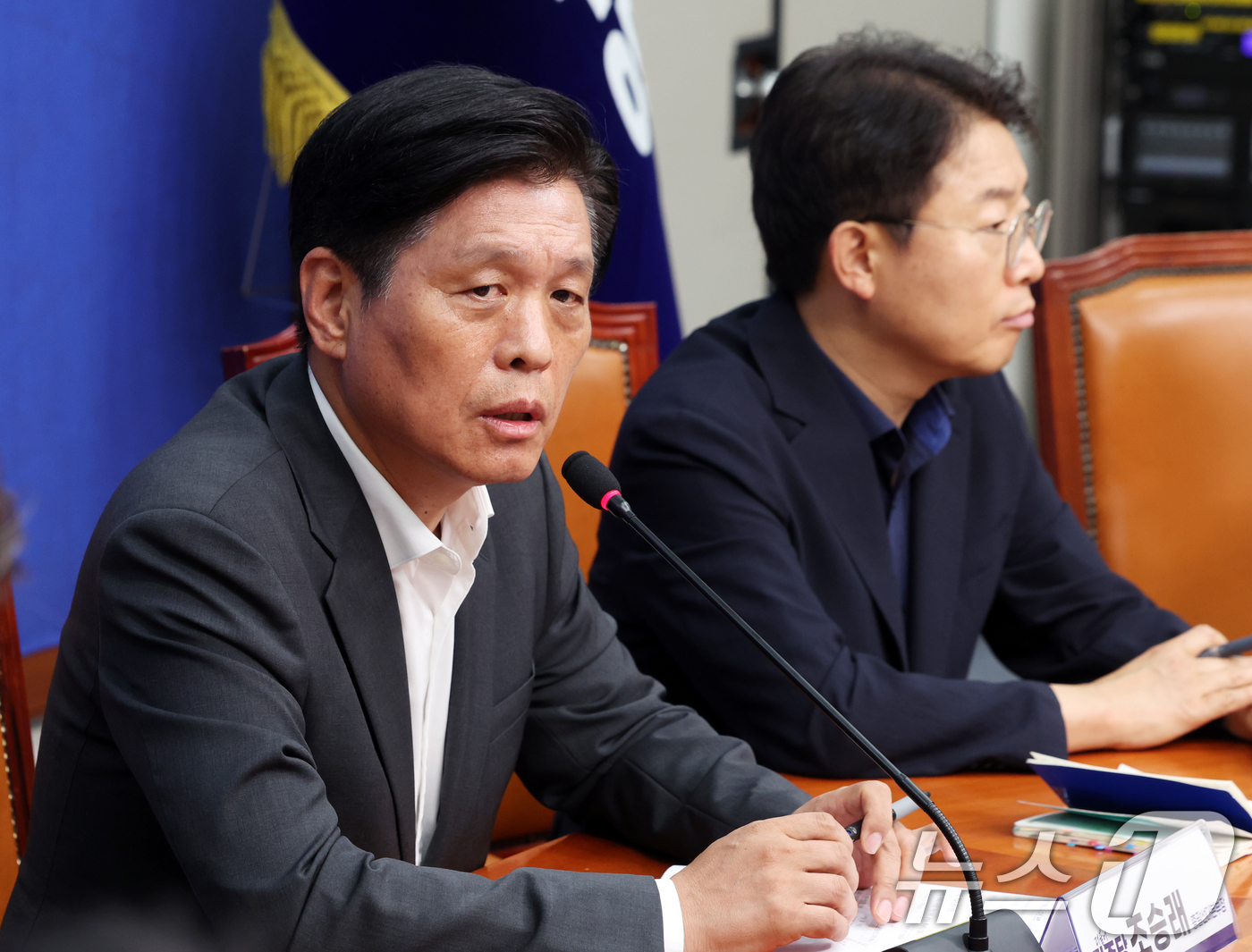 (서울=뉴스1) 황기선 기자 = 조승래 더불어민주당 총괄선대본부장이 1일 오후 서울 여의도 국회에서 열린 지방선거 관련 기자간담회에서 취재진 질문에 답하고 있다.  2026.6.1 …