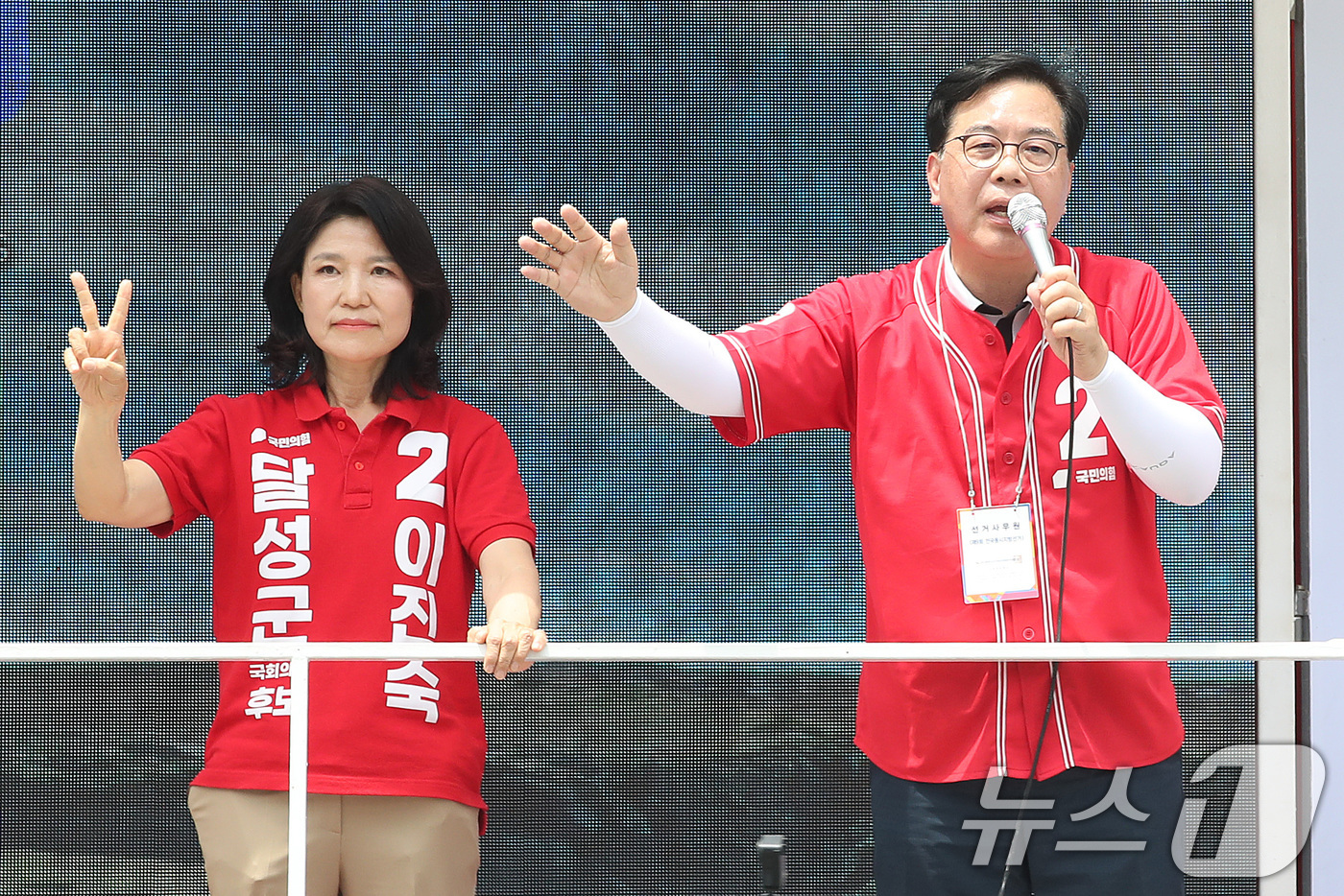 (대구=뉴스1) 공정식 기자 = 송언석 국민의힘 원내대표(오른쪽)가 1일 오후 대구 달성군 화원시장을 찾아 달성군 국회의원 보궐선거에 출마한 이진숙 후보 지지를 호소하고 있다. 2 …
