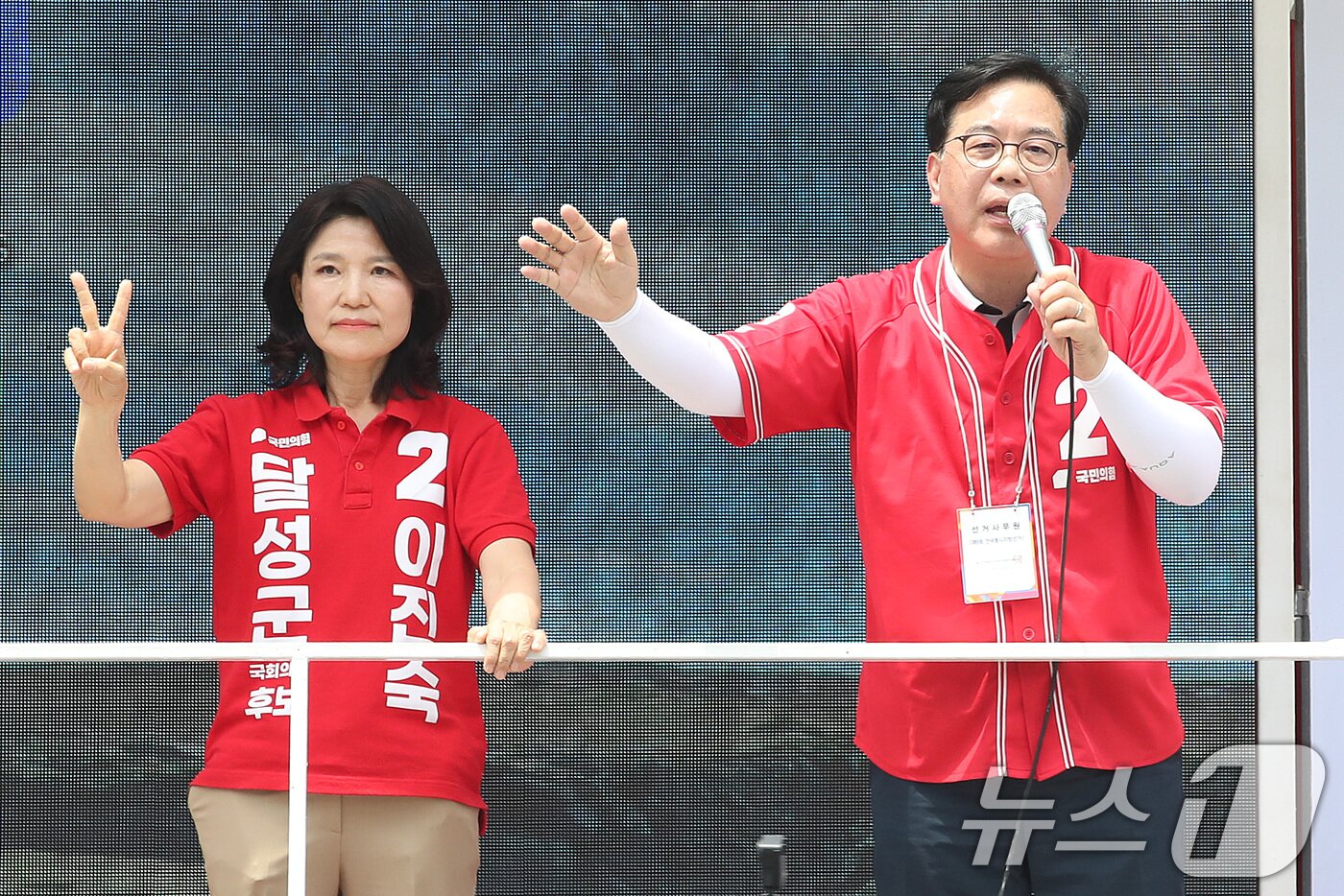 본문 이미지 - 송언석 국민의힘 원내대표(오른쪽)가 1일 오후 대구 달성군 화원시장을 찾아 달성군 국회의원 보궐선거에 출마한 이진숙 후보 지지를 호소하고 있다. 2026.6.1 ⓒ 뉴스1 공정식 기자