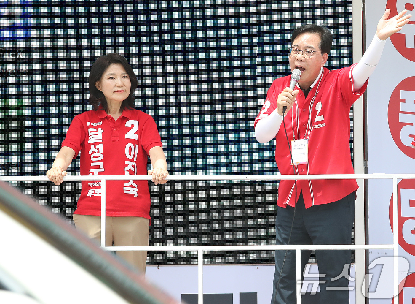 (대구=뉴스1) 공정식 기자 = 송언석 국민의힘 원내대표(오른쪽)가 1일 오후 대구 달성군 화원시장을 찾아 달성군 국회의원 보궐선거에 출마한 이진숙 후보 지지를 호소하고 있다. 2 …