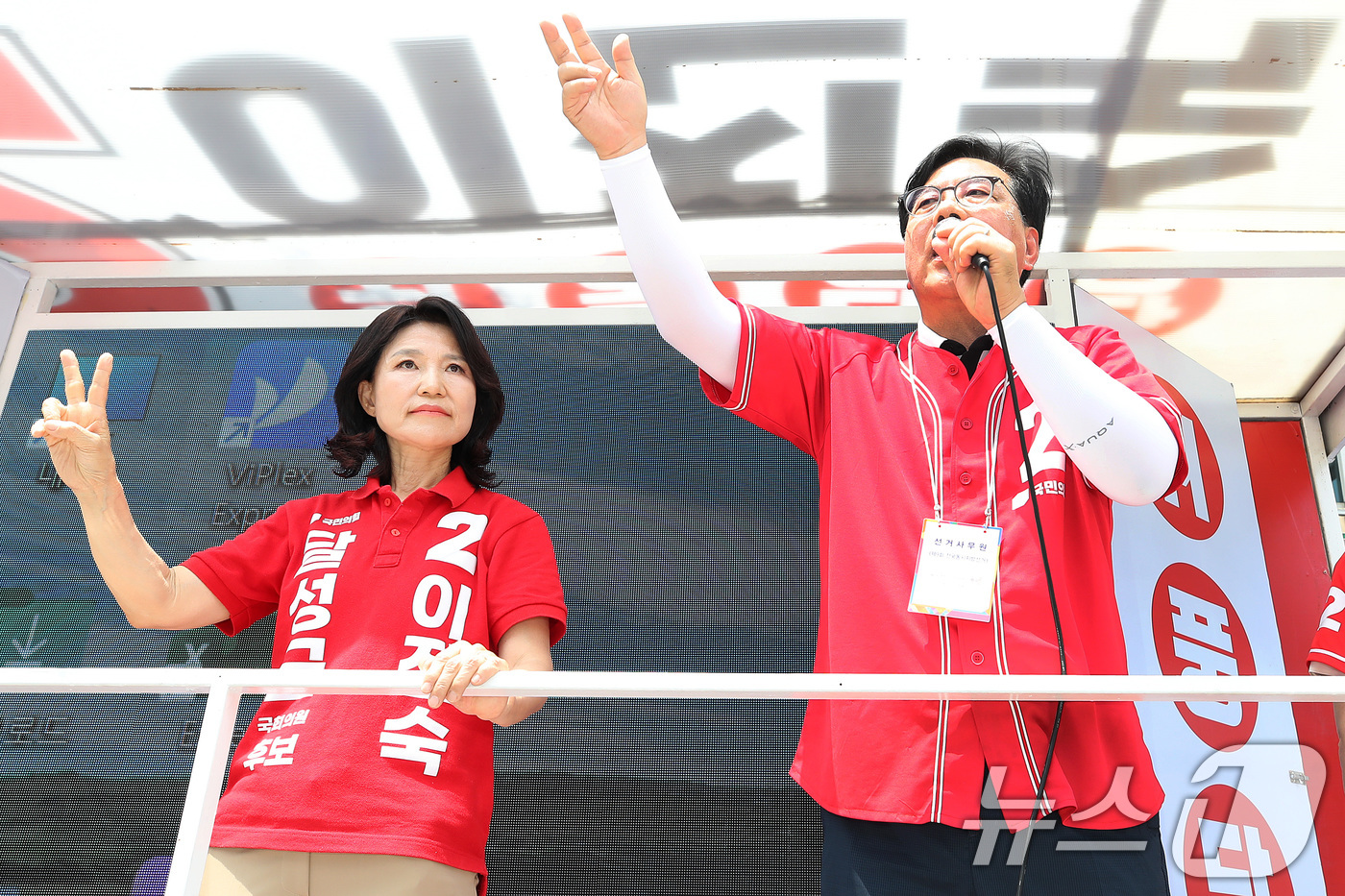 (대구=뉴스1) 공정식 기자 = 송언석 국민의힘 원내대표(오른쪽)가 1일 오후 대구 달성군 화원시장을 찾아 달성군 국회의원 보궐선거에 출마한 이진숙 후보 지지를 호소하고 있다. 2 …