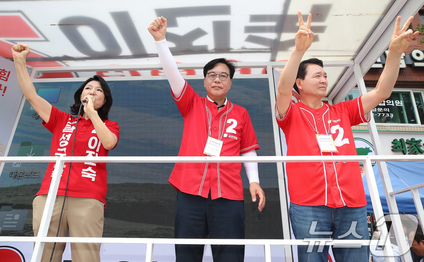 (대구=뉴스1) 공정식 기자 = 송언석 국민의힘 원내대표(가운데)가 1일 오후 대구 달성군 화원시장을 찾아 달성군 국회의원 보궐선거에 출마한 이진숙 후보 지지를 호소하고 있다. 왼 …