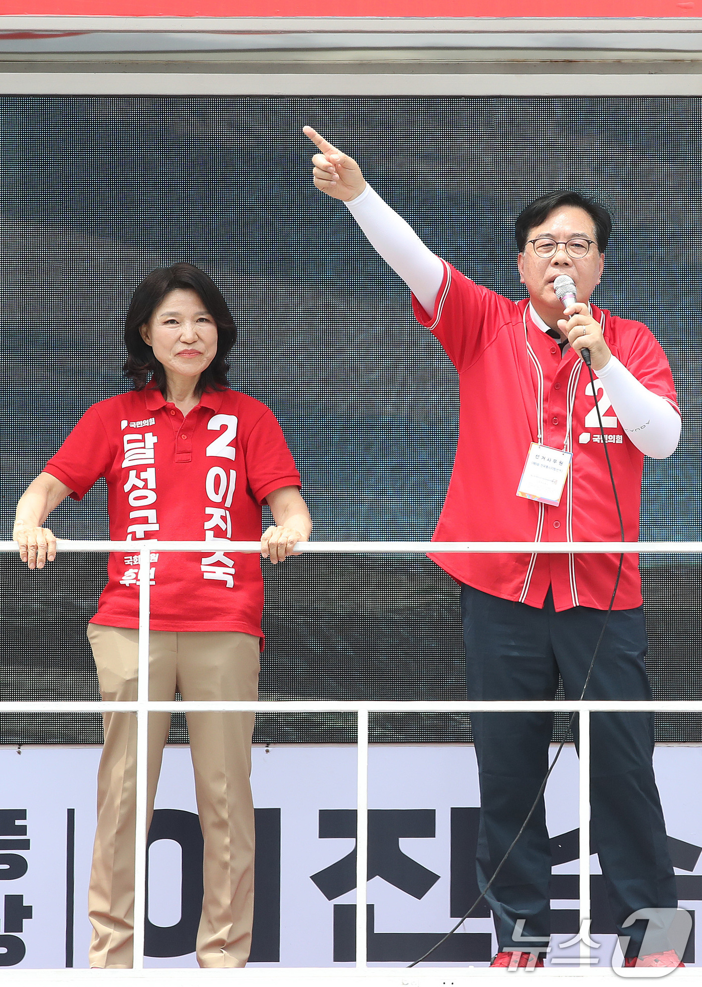 (대구=뉴스1) 공정식 기자 = 송언석 국민의힘 원내대표(오른쪽)가 1일 오후 대구 달성군 화원시장을 찾아 달성군 국회의원 보궐선거에 출마한 이진숙 후보 지지를 호소하고 있다. 2 …