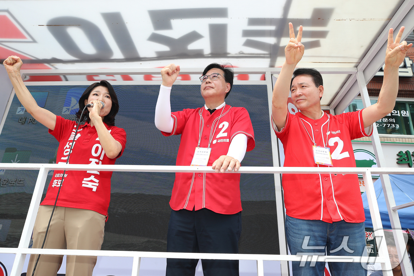 (대구=뉴스1) 공정식 기자 = 송언석 국민의힘 원내대표(가운데)가 1일 오후 대구 달성군 화원시장을 찾아 달성군 국회의원 보궐선거에 출마한 이진숙 후보 지지를 호소하고 있다. 왼 …
