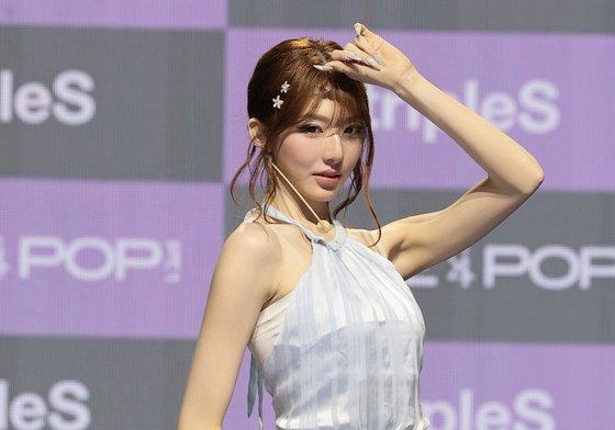 포즈 취하는 트리플에스 신위