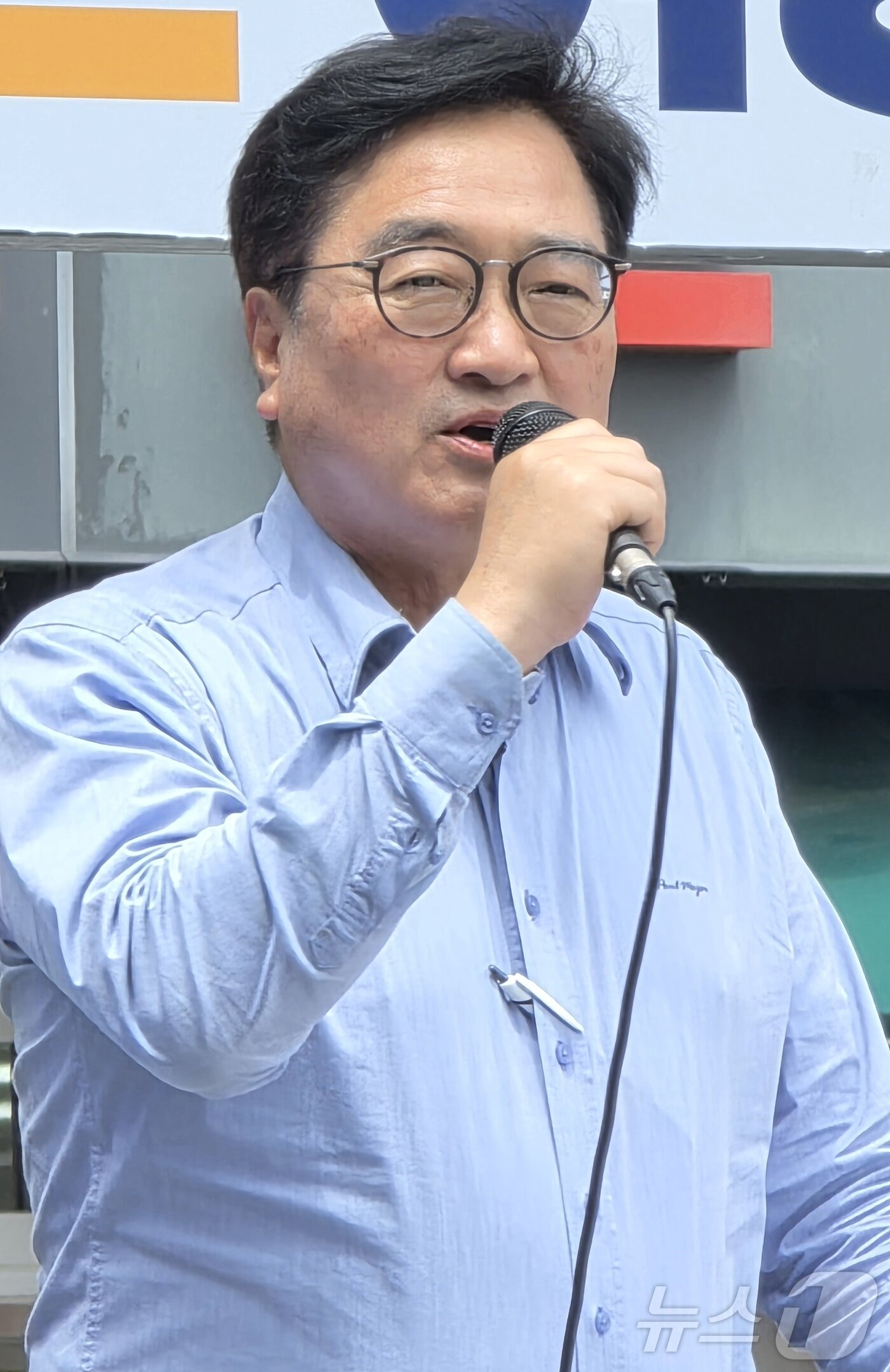 본문 이미지 - 우원식 전 국회의장이 1일 경북 구미역앞에서 열린 민주당 합동유세에서 오중기 경북지사 후보와 장세용 구미시장 후보의 지지를 호소하고 있다. ⓒ 뉴스1 정우용 기자
