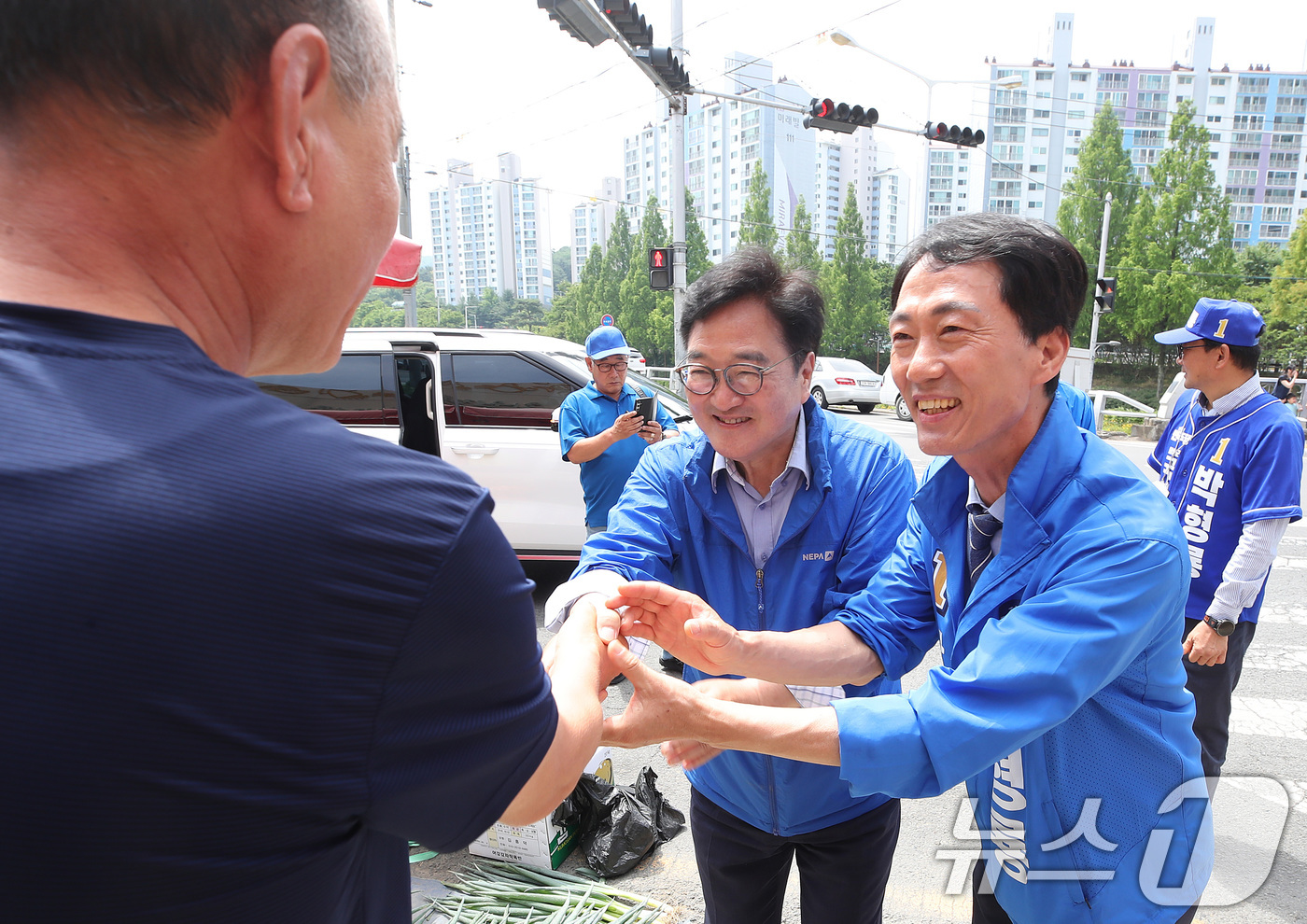 (대구=뉴스1) 공정식 기자 = 우원식 전 국회의장(왼쪽)이 1일 오후 대구 달성군 화원시장을 찾아 달성군 국회의원 보궐선거에 출마한 박형룡 더불어민주당 후보와 함께 시민들의 손을 …