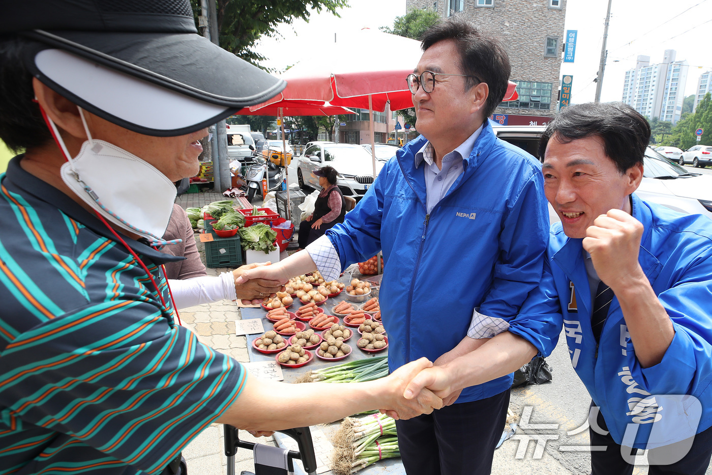 (대구=뉴스1) 공정식 기자 = 우원식 전 국회의장(왼쪽)이 1일 오후 대구 달성군 화원시장을 찾아 달성군 국회의원 보궐선거에 출마한 박형룡 더불어민주당 후보와 함께 시민들의 손을 …