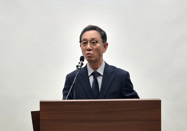 "공무원 동원 사찰 vs 범죄 집단"…충북지사 선거 진흙탕 싸움