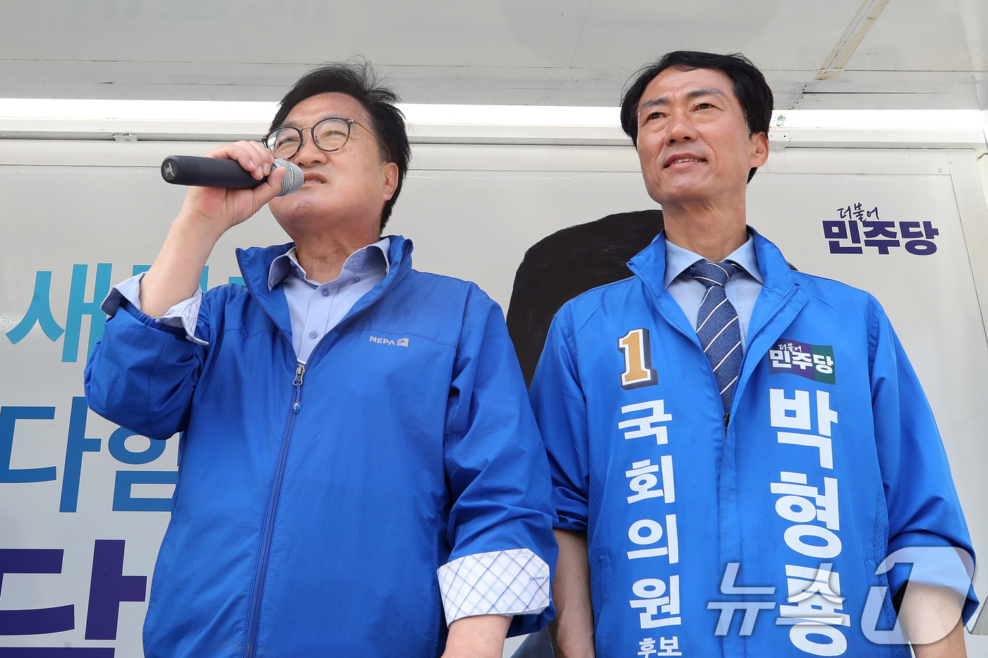 (대구=뉴스1) 공정식 기자 = 우원식 전 국회의장(왼쪽)이 1일 오후 대구 달성군 화원시장을 찾아 달성군 국회의원 보궐선거에 출마한 박형룡 더불어민주당 후보 지지를 호소하고 있다 …