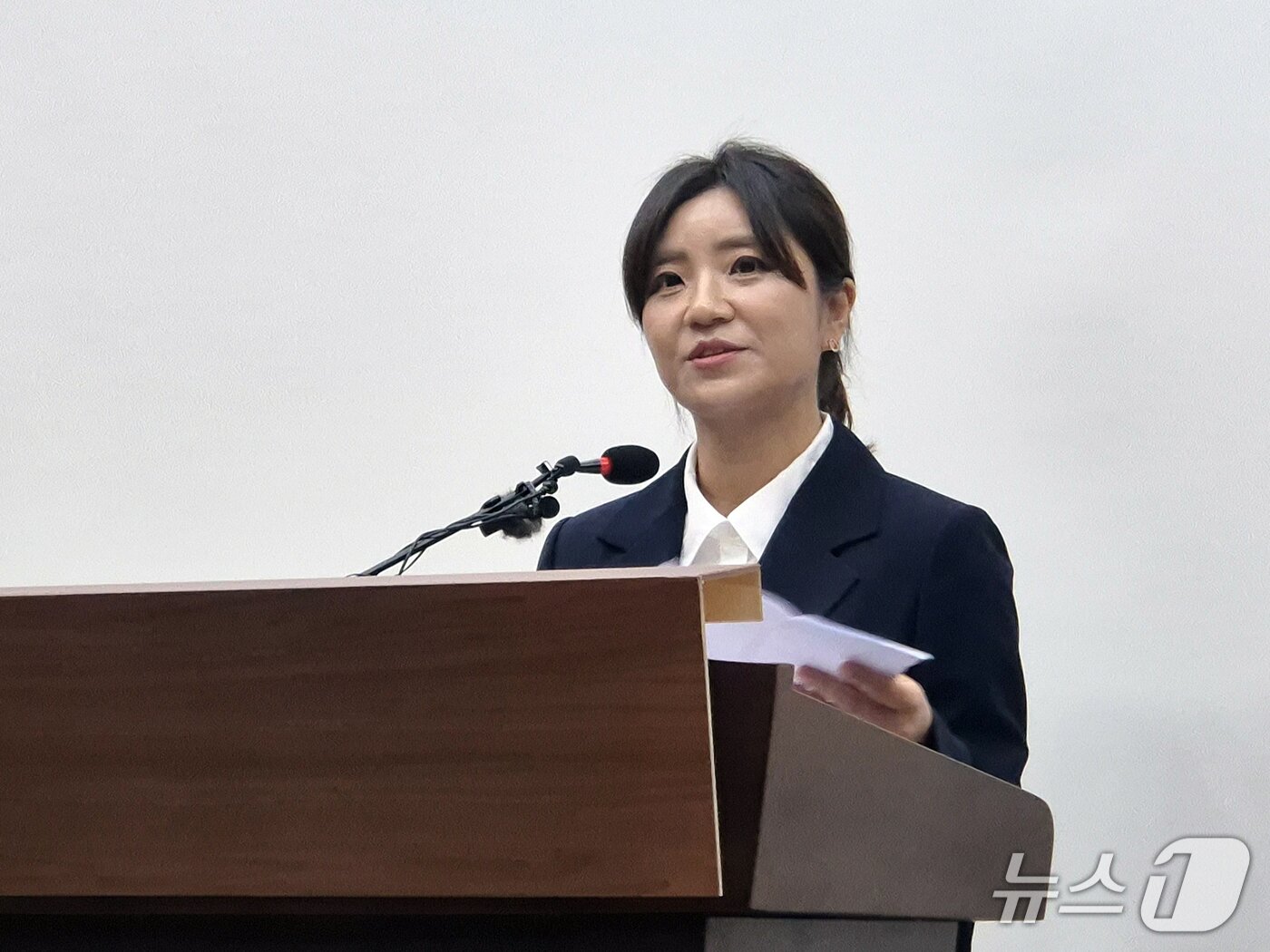 본문 이미지 - 김영환 국민의힘 충북지사 후보 선거사무소 김소연 법률지원단장이1일 도청 브리핑룸에서 기자회견을 하고 있다. 2026.6.1/뉴스1