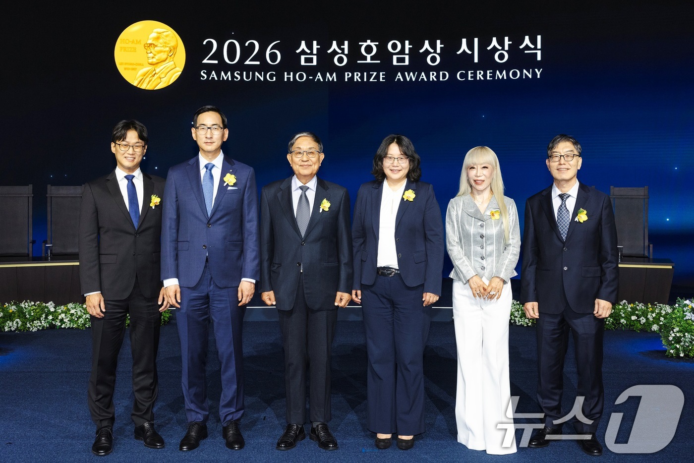 (서울=뉴스1) = 1일 서울 신라호텔 다이너스티홀에서 열린 ‘2026 삼성호암상 시상식'에서 수상자들이 기념촬영을 하고 있다. 왼쪽부터 과학상 물리·수학부문 오성진 UC버클리 교 …