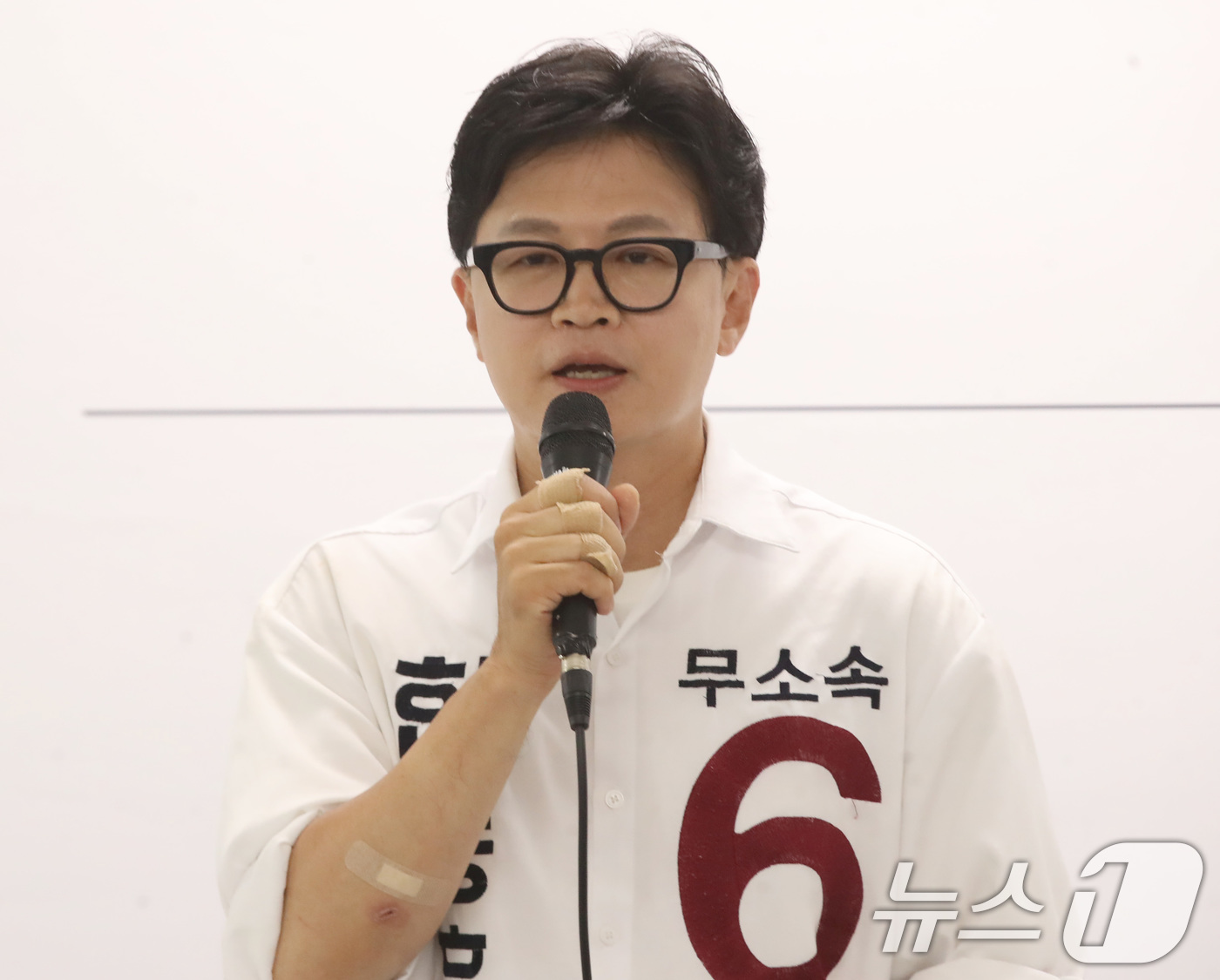 (부산=뉴스1) 윤일지 기자 = 한동훈 무소속 부산 북구갑 국회의원 후보가 1일 부산 북구 자신의 선거사무소에서 기자회견을 열고 지지를 호소하고 있다. 2026.6.1/뉴스1