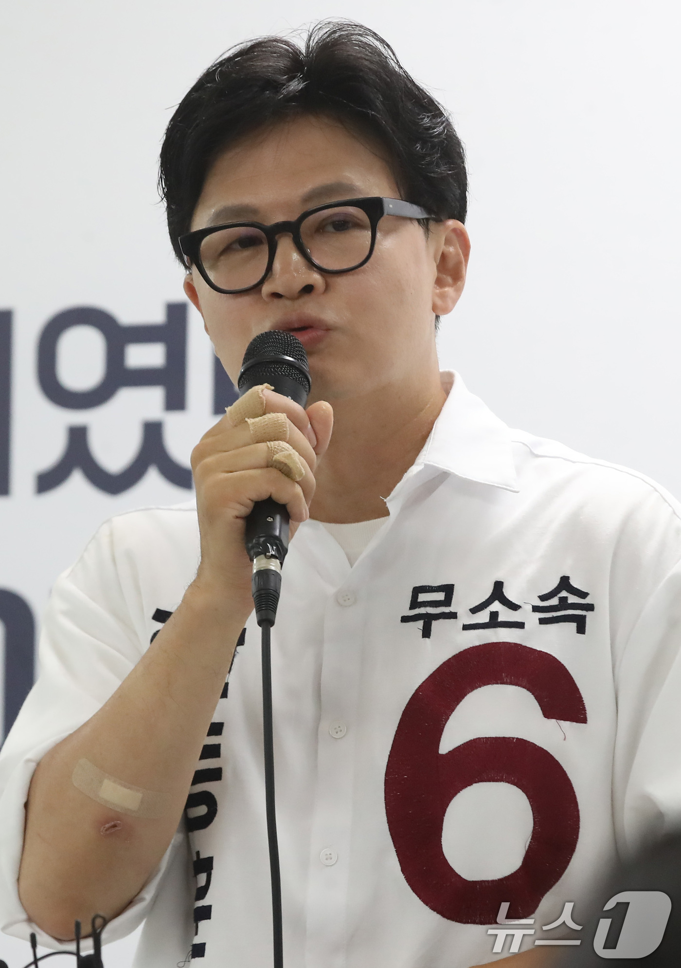 (부산=뉴스1) 윤일지 기자 = 한동훈 무소속 부산 북구갑 국회의원 후보가 1일 부산 북구 자신의 선거사무소에서 기자회견을 열고 지지를 호소하고 있다. 2026.6.1/뉴스1