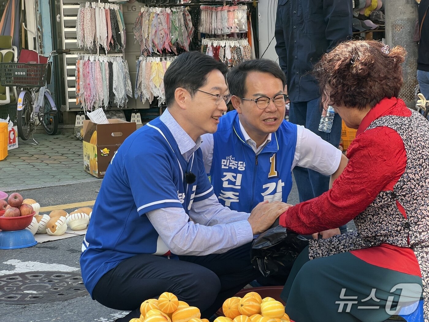 본문 이미지 - 더불어미주당 김경수 경남도지사 후보와 갈상돈 진주시장 후보가 지난 31일 진주중앙시장에서 지역민을 만나고 있다(갈 후보 캠프 제공. 재판매 및 DB금지). 2026.5.31